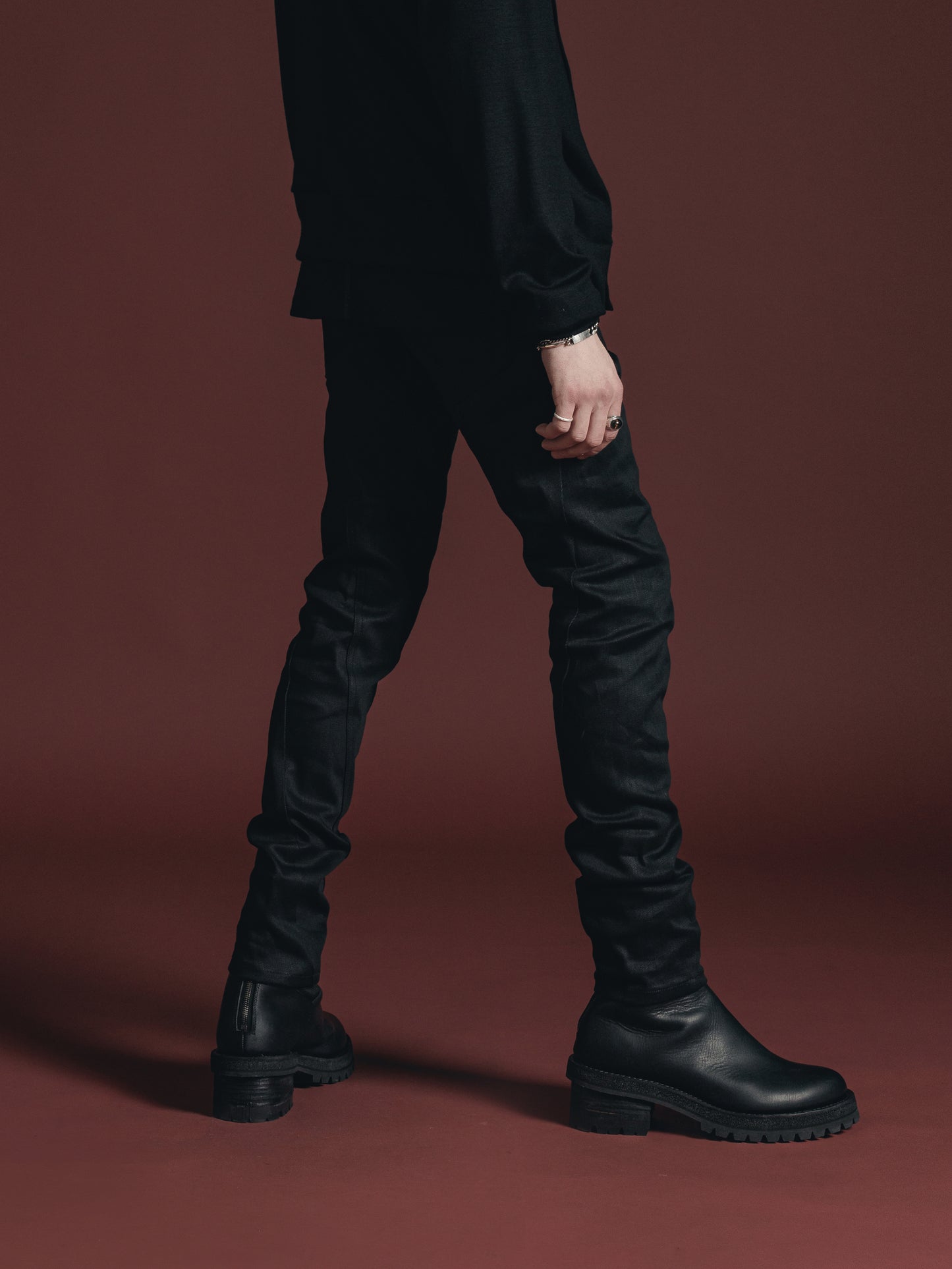 
                  
                    BLACK SLIM JEANS
                  
                