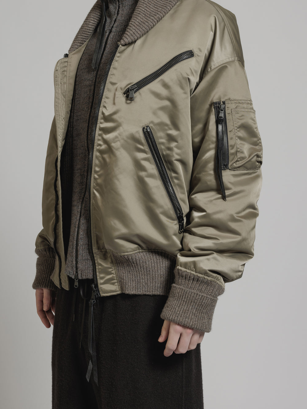 THE VIRIDI-ANNE（ザ ヴィリディアン） TVA 24AW WATER-REPELLENT NYLON BOMBER JACKET（撥水 ナイロンボンバージャケット） – The Viridi-anne