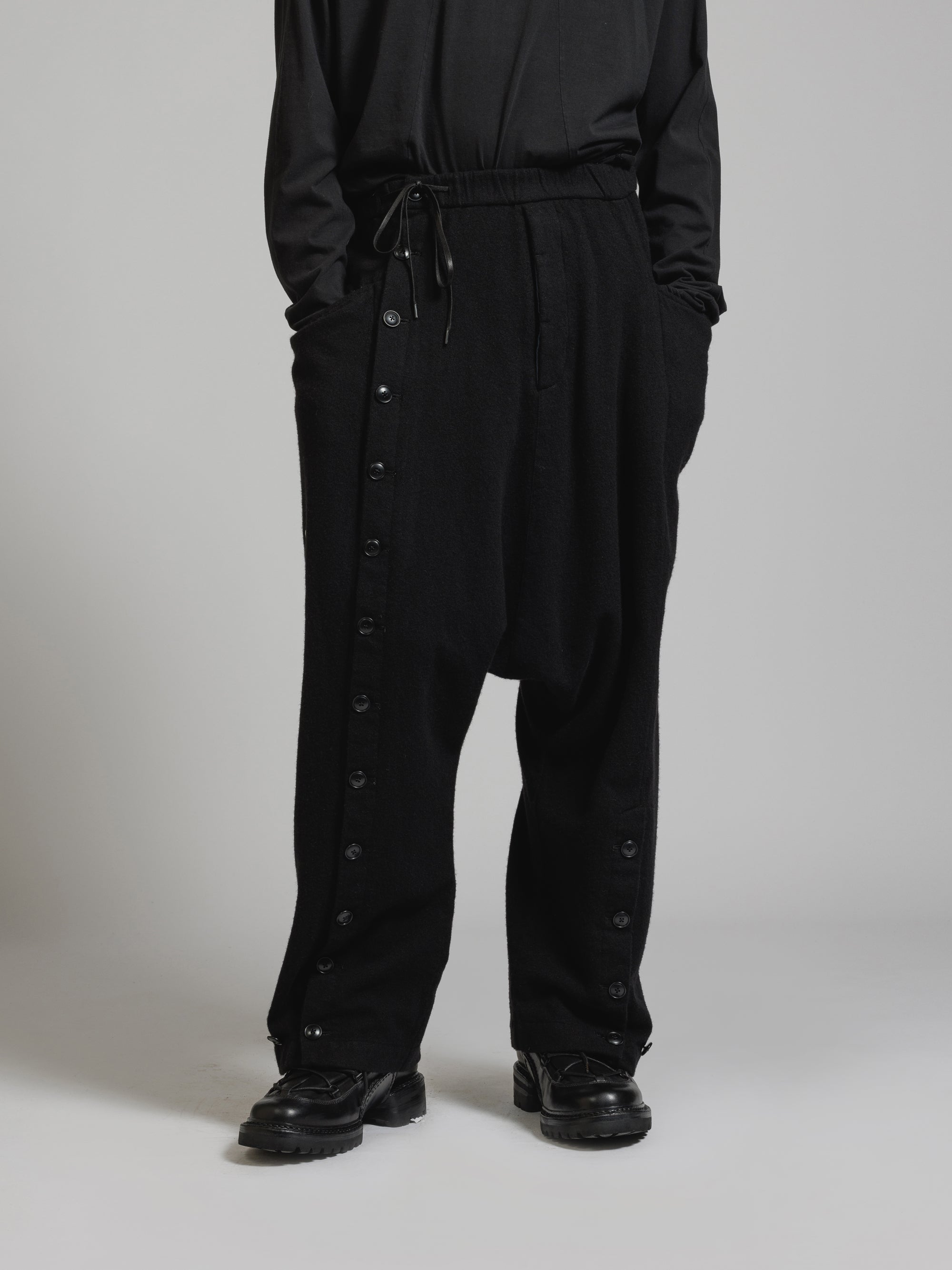 the viridi-anne レイヤードウールジョガーパンツ The Viridi-anne ジョガーパンツ レザースタイル -FASCINATE