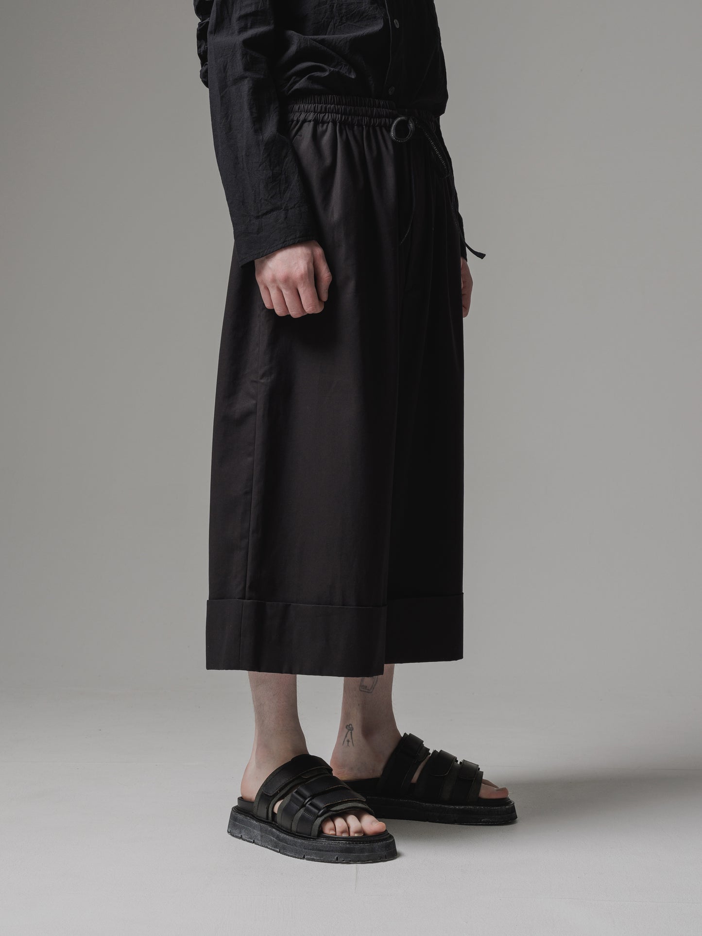 
                  
                    [ISO] cotton gabardine baggy cropped trousers
                  
                