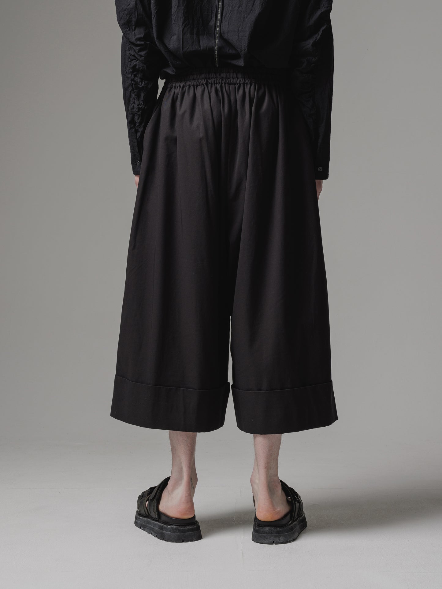 
                  
                    [ISO] cotton gabardine baggy cropped trousers
                  
                
