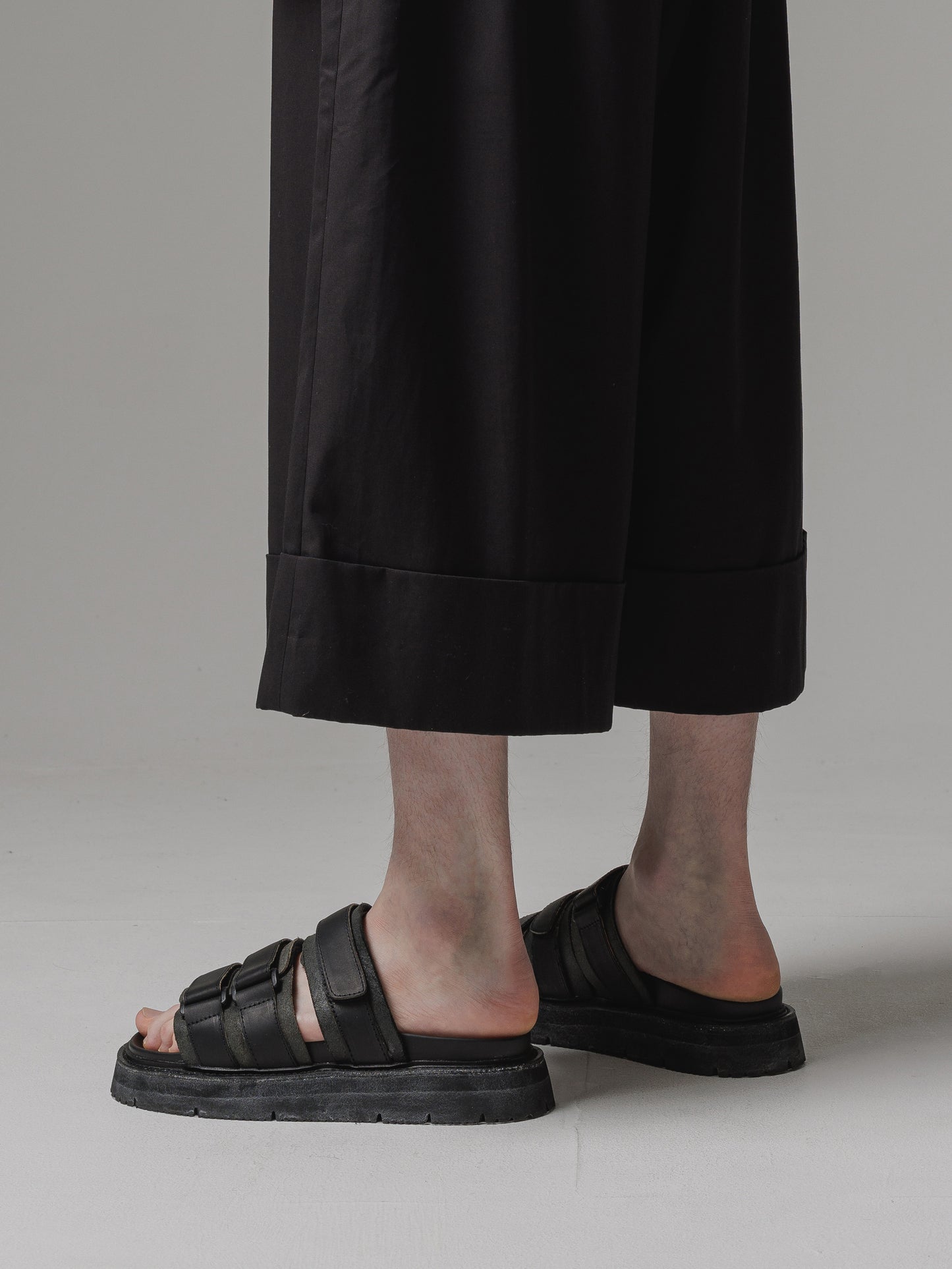 
                  
                    [ISO] Calf Leather Sandals
                  
                