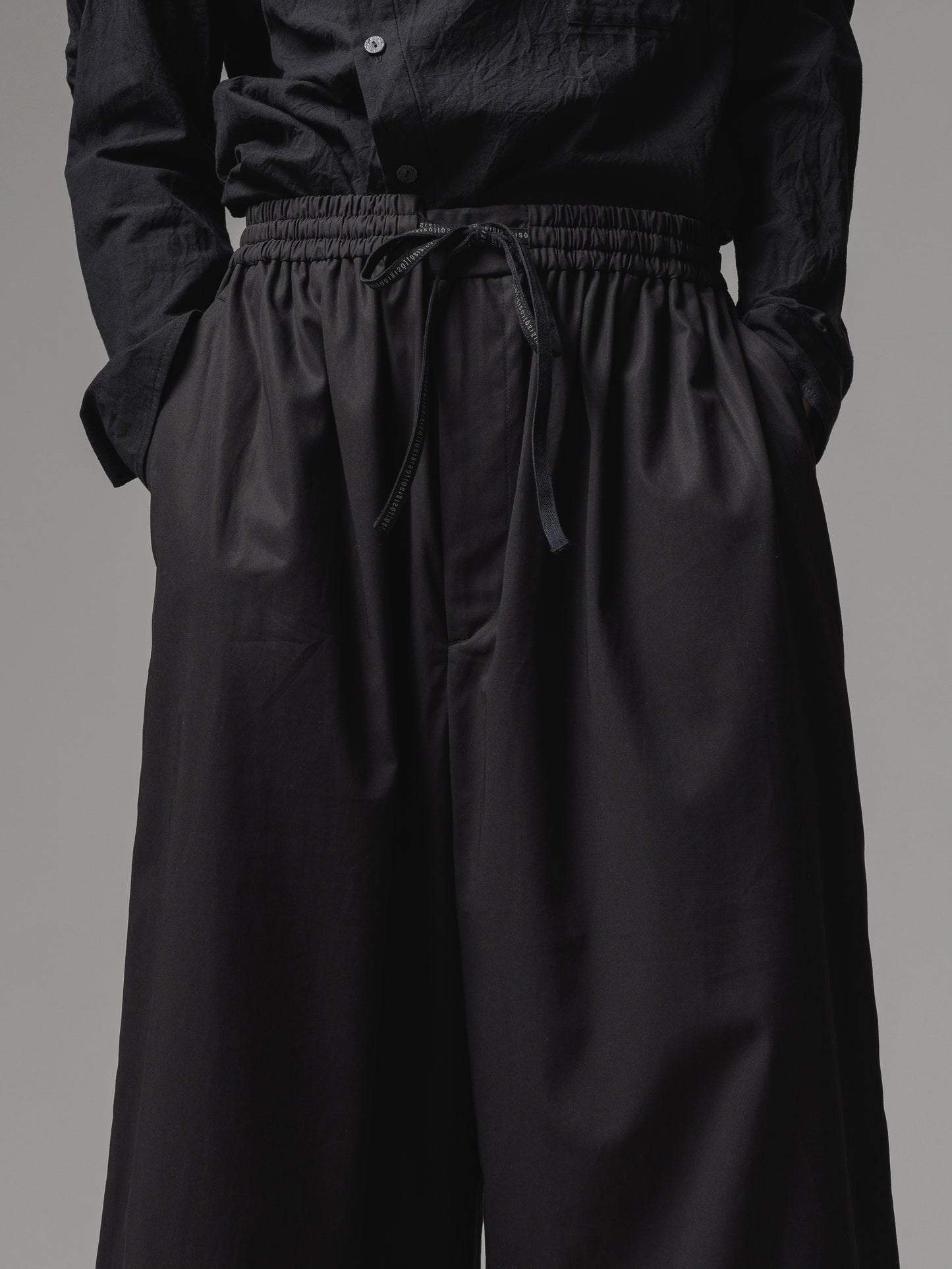 
                  
                    [ISO] cotton gabardine baggy cropped trousers
                  
                