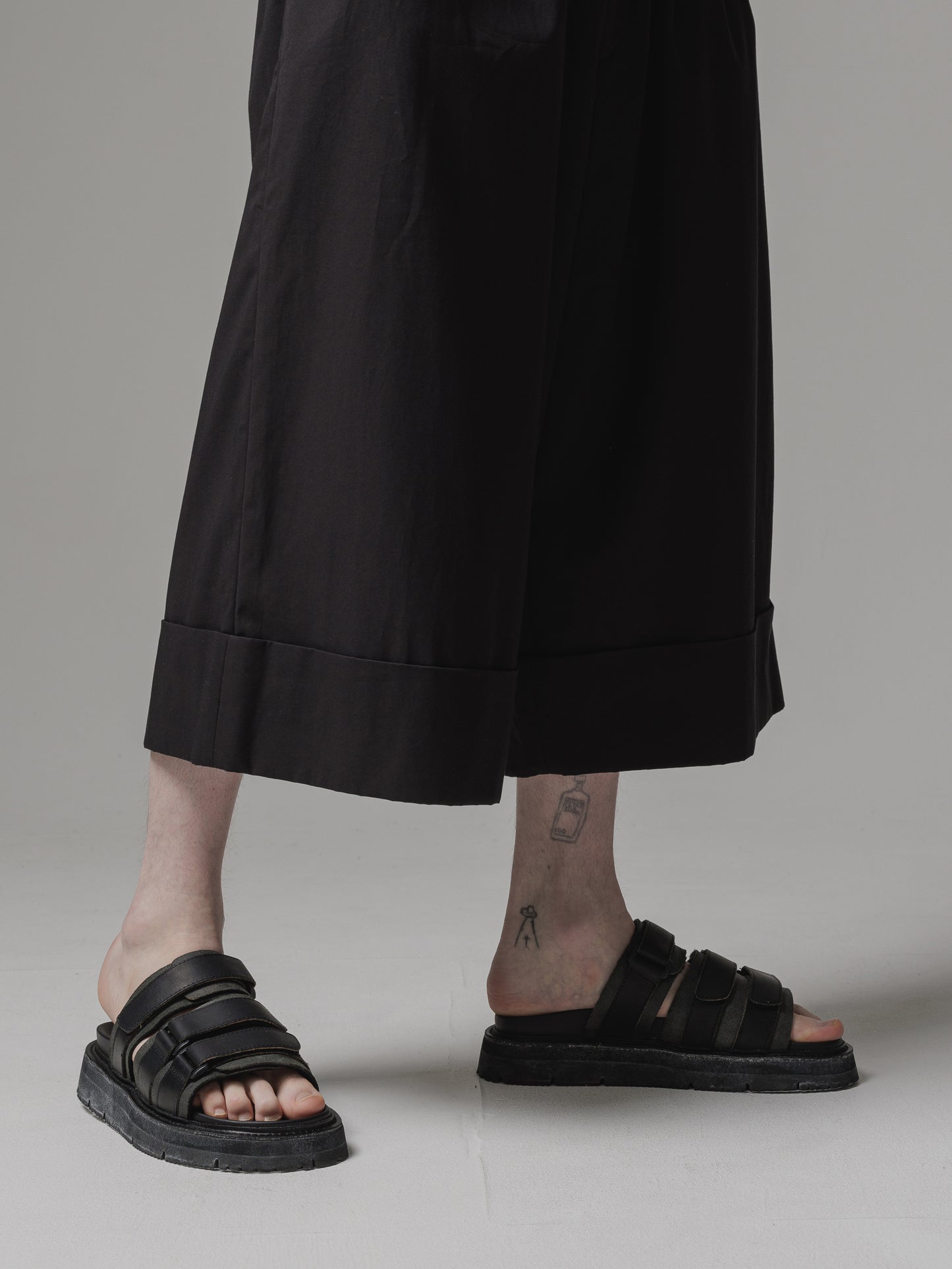 
                  
                    [ISO] cotton gabardine baggy cropped trousers
                  
                