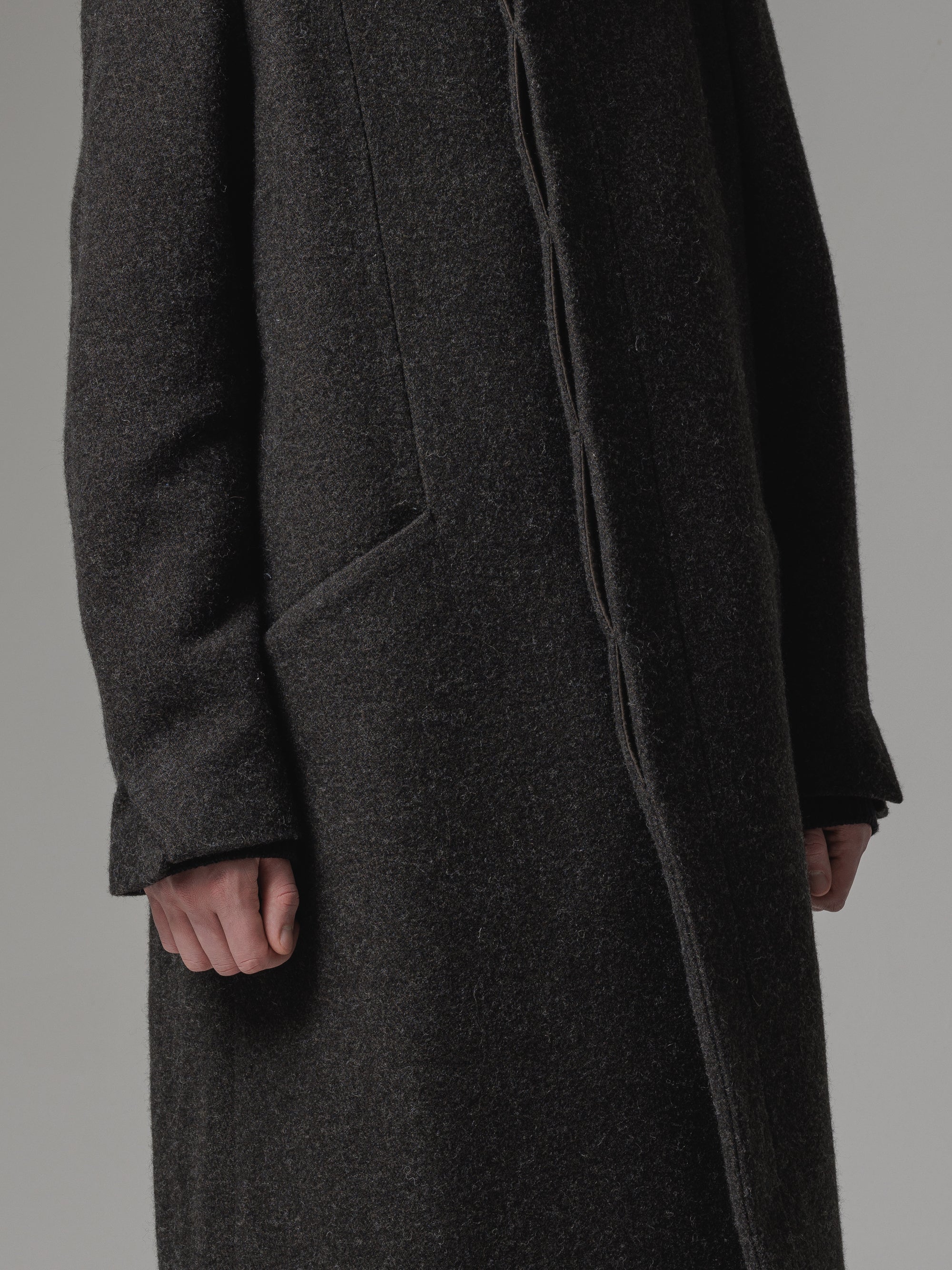 ISO]（イソウ） wool kersey high neck coat（ウールカルゼハイネック