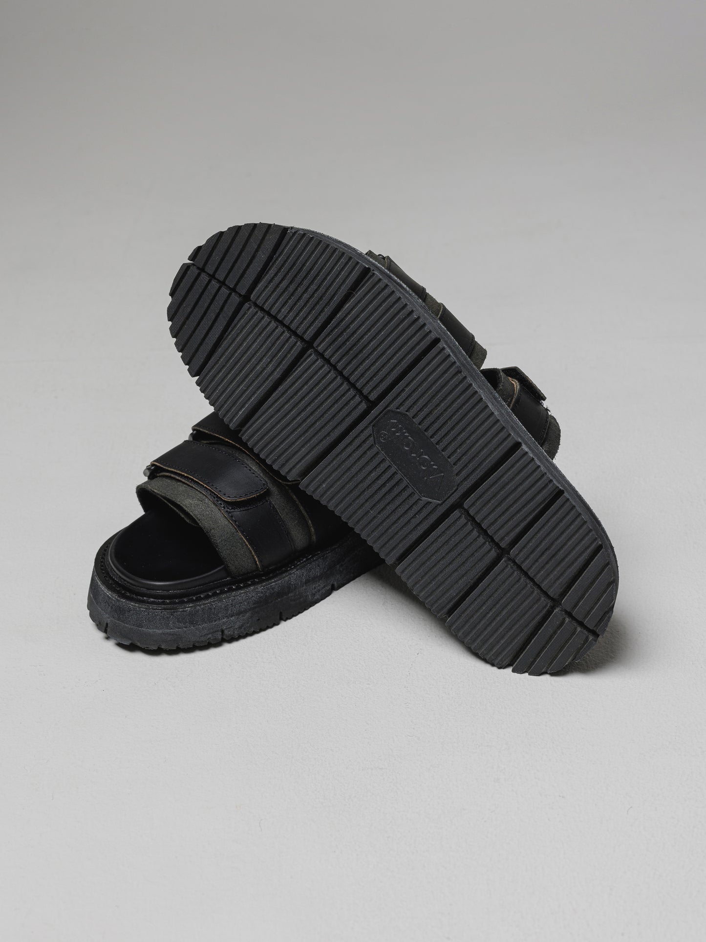 
                  
                    [ISO] Calf Leather Sandals
                  
                