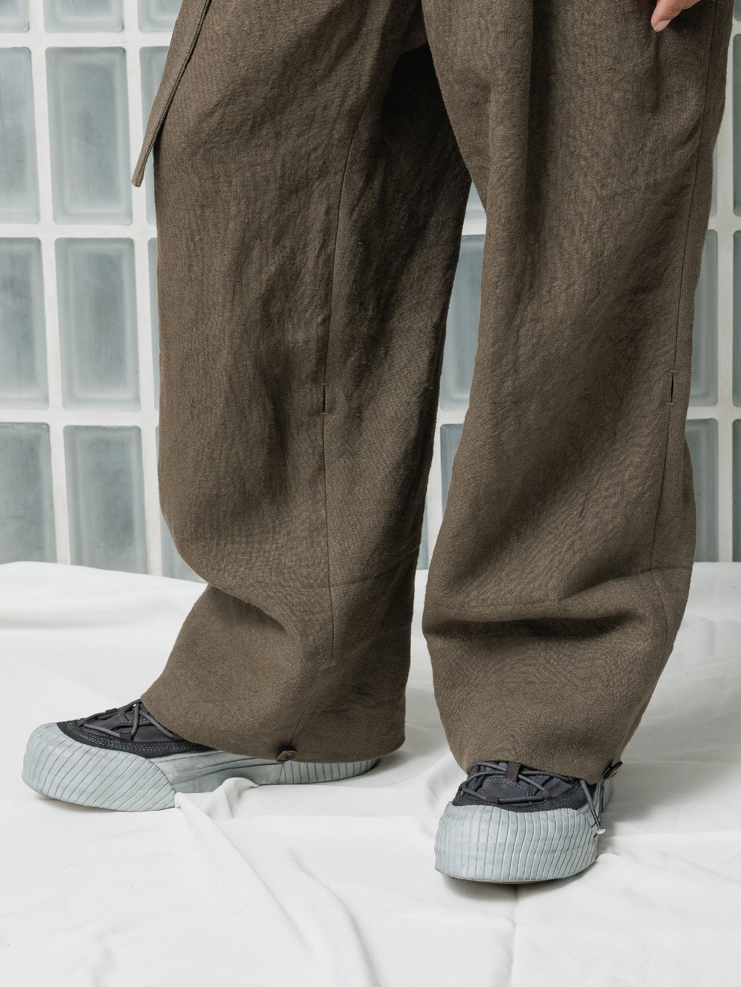 
                  
                    [ISO] Linen Wide Trousers
                  
                