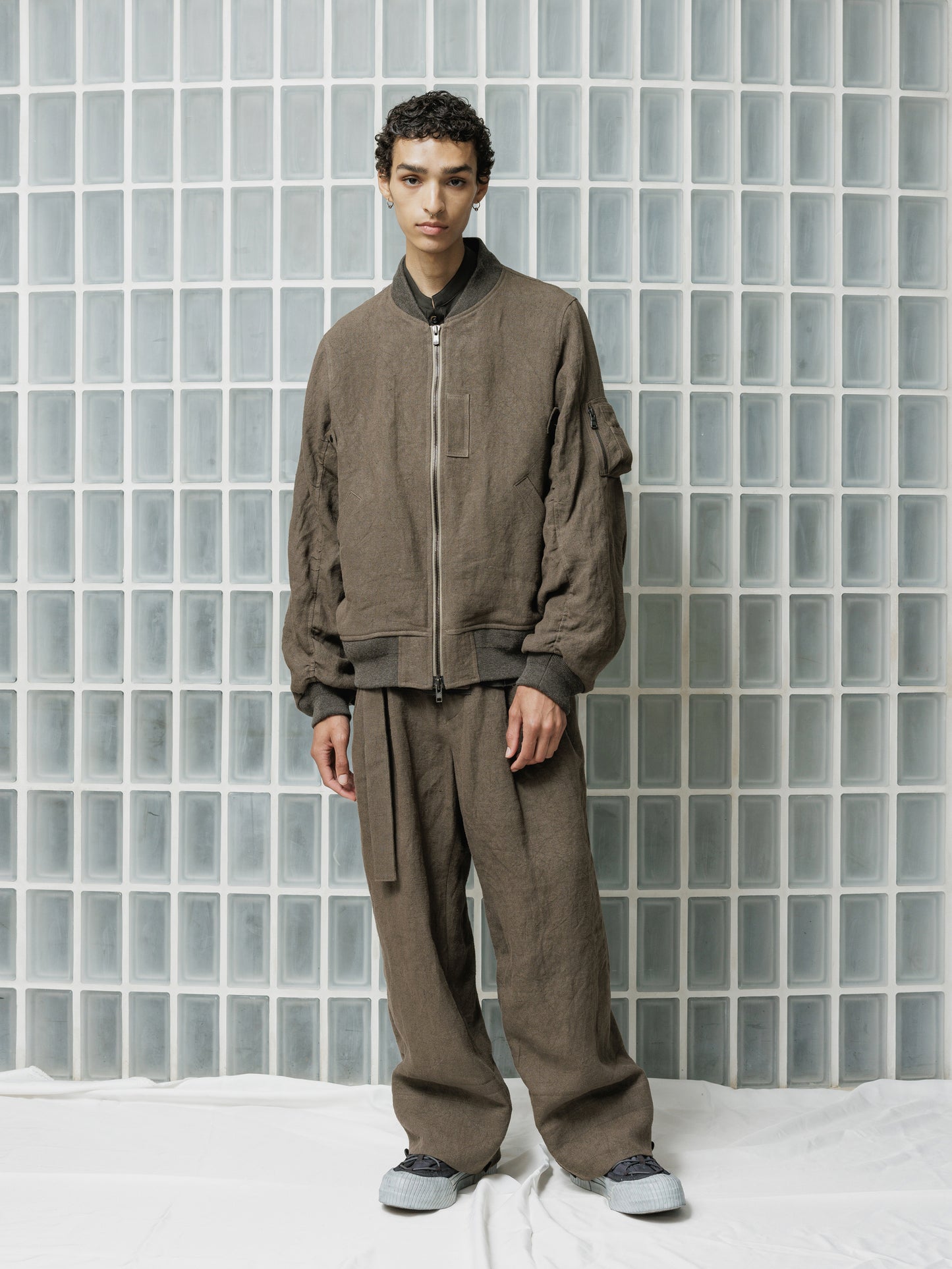 
                  
                    [ISO] Linen Wide Trousers
                  
                