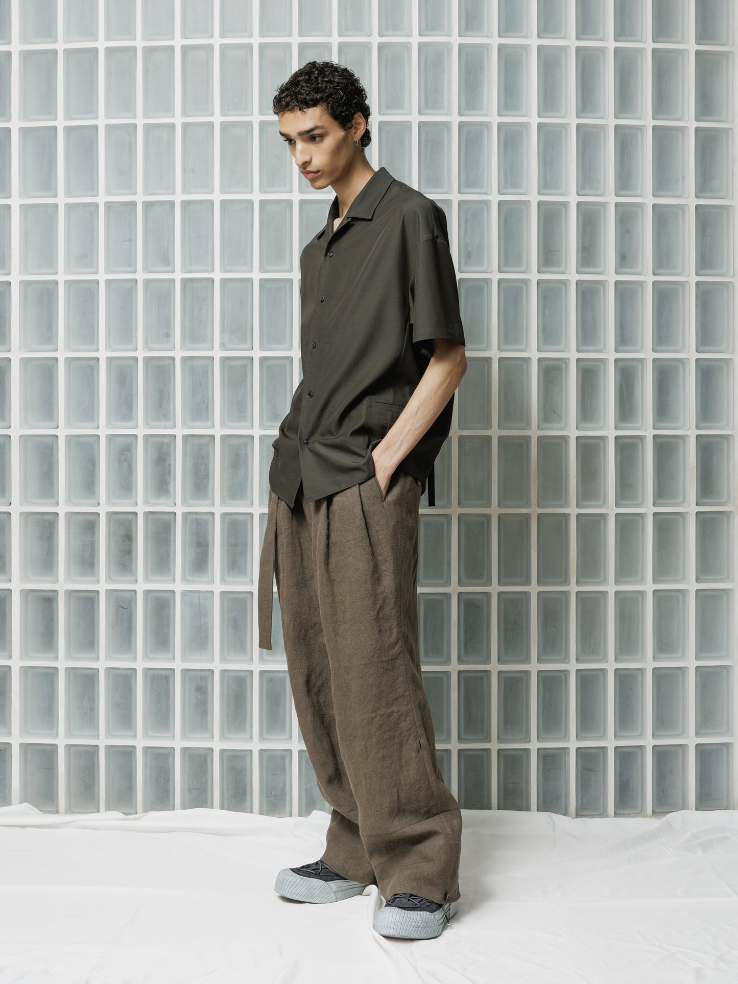 
                  
                    [ISO] Linen Wide Trousers
                  
                