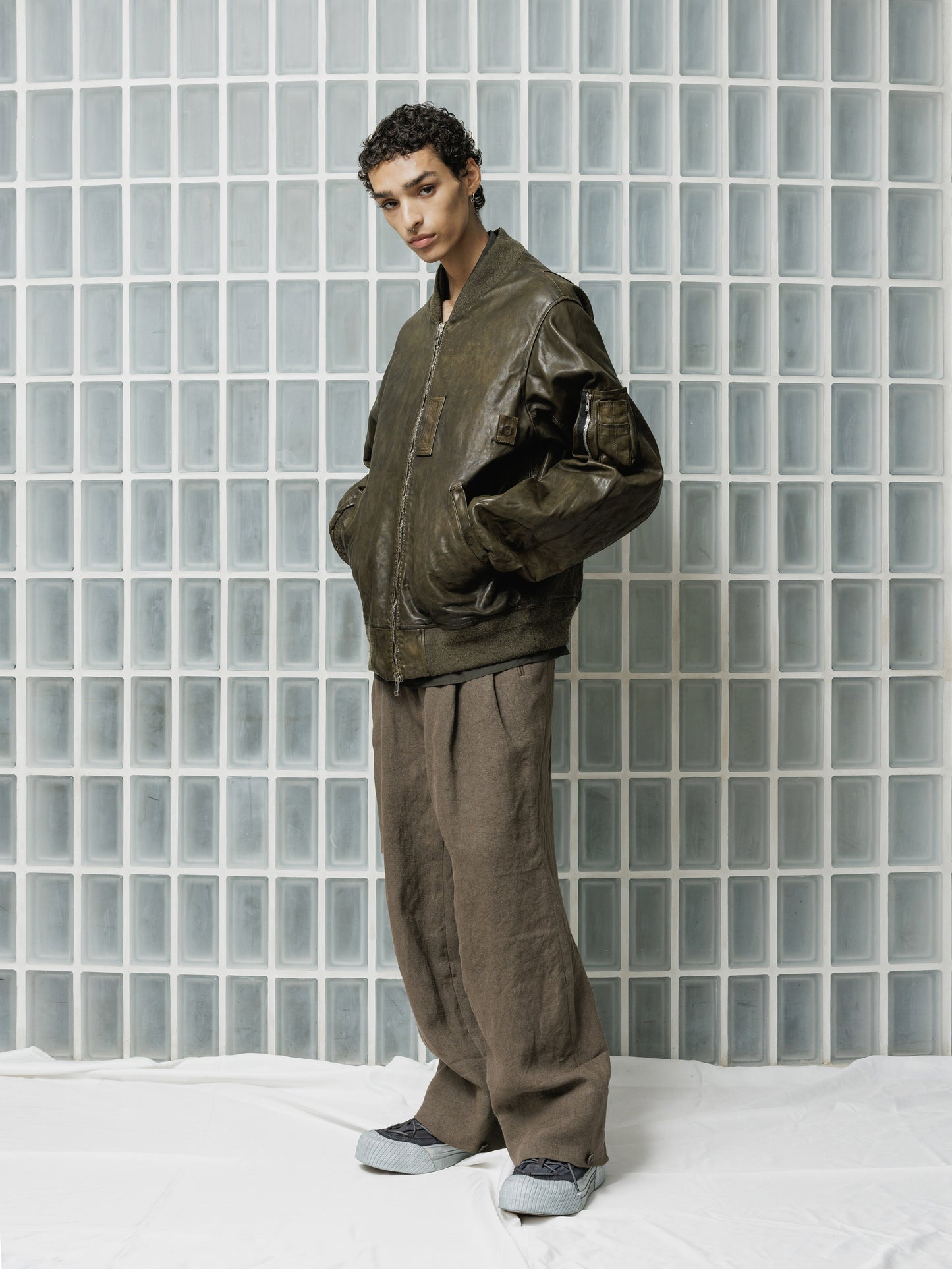 
                  
                    [ISO] Linen Wide Trousers
                  
                