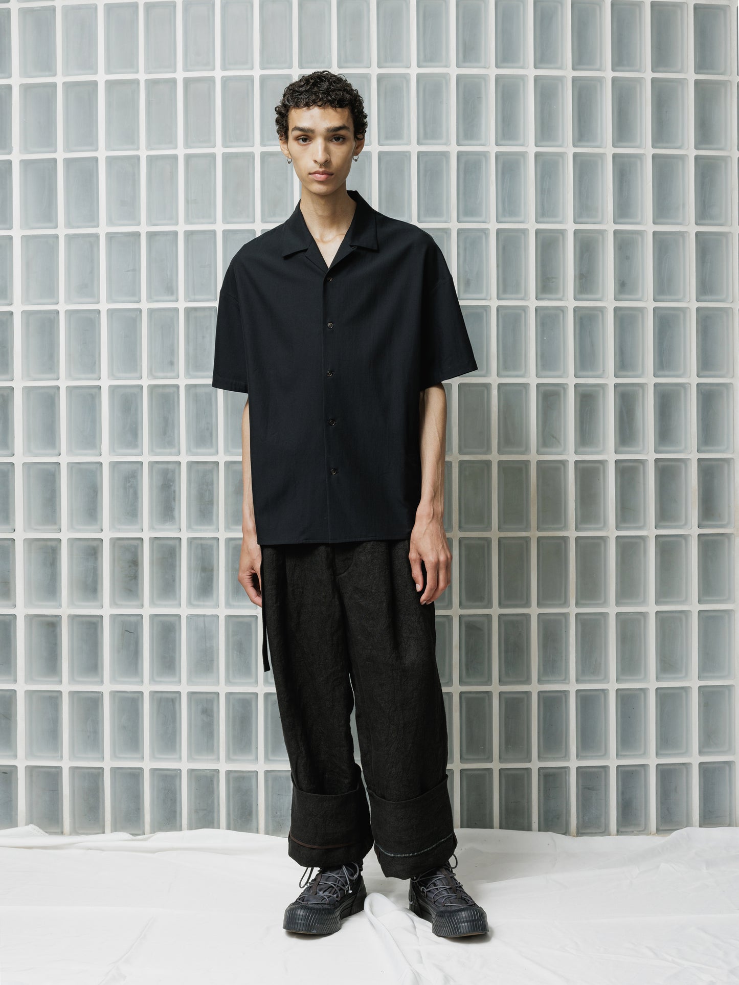 
                  
                    [ISO] Linen Wide Trousers
                  
                
