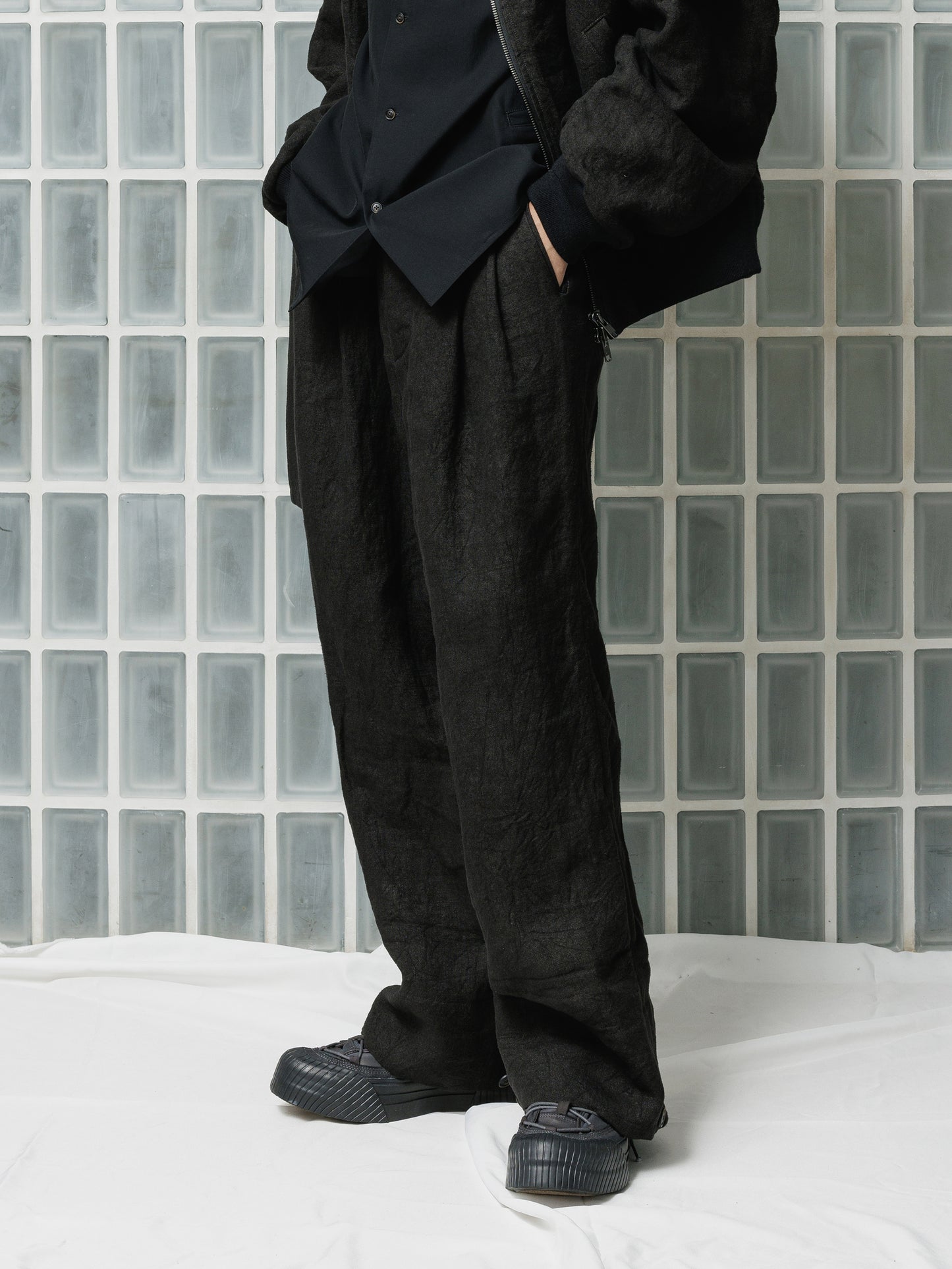 
                  
                    [ISO] Linen Wide Trousers
                  
                