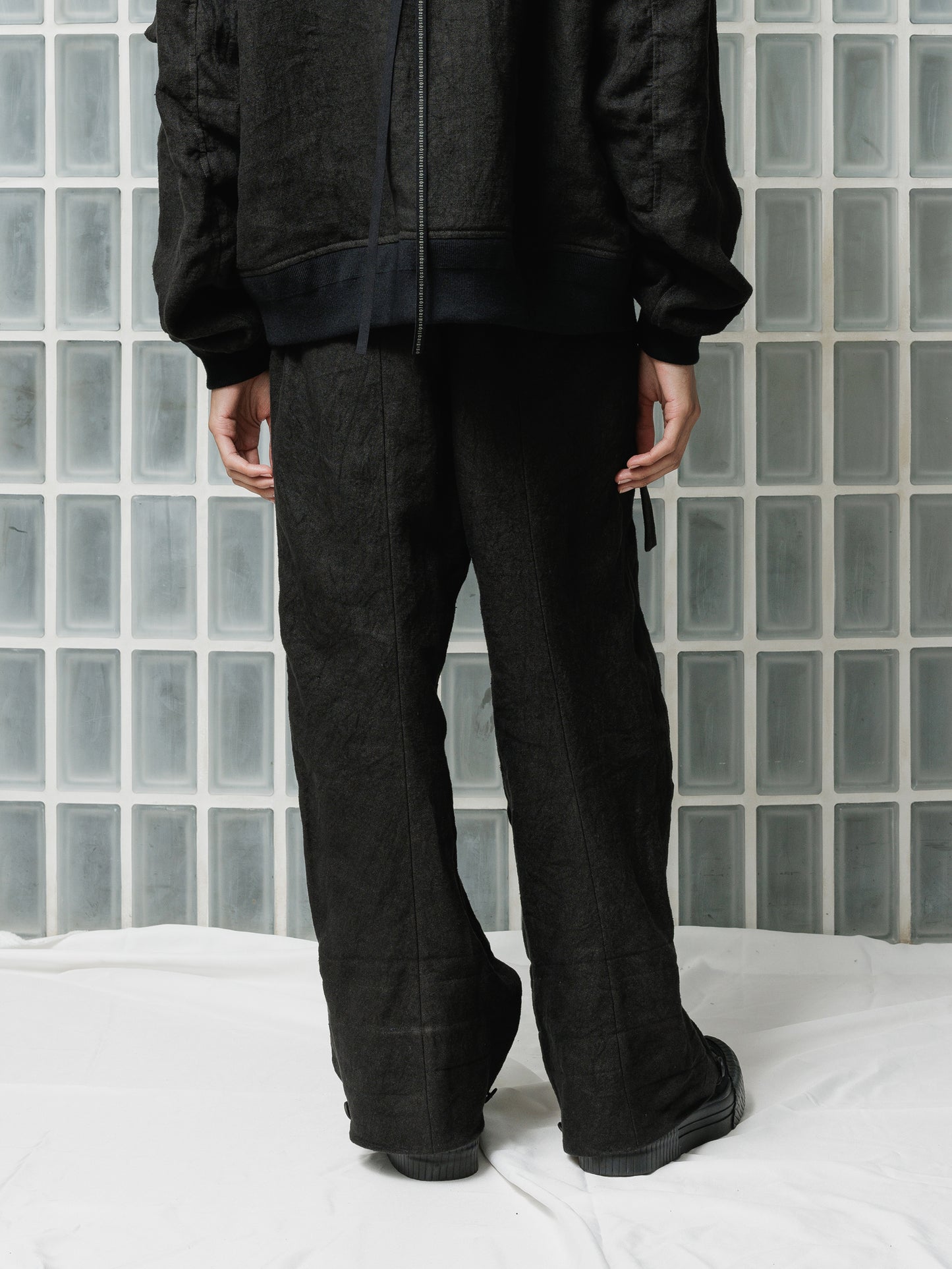 
                  
                    [ISO] Linen Wide Trousers
                  
                