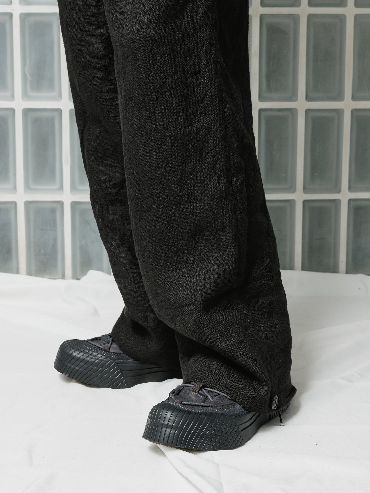 
                  
                    [ISO] Linen Wide Trousers
                  
                