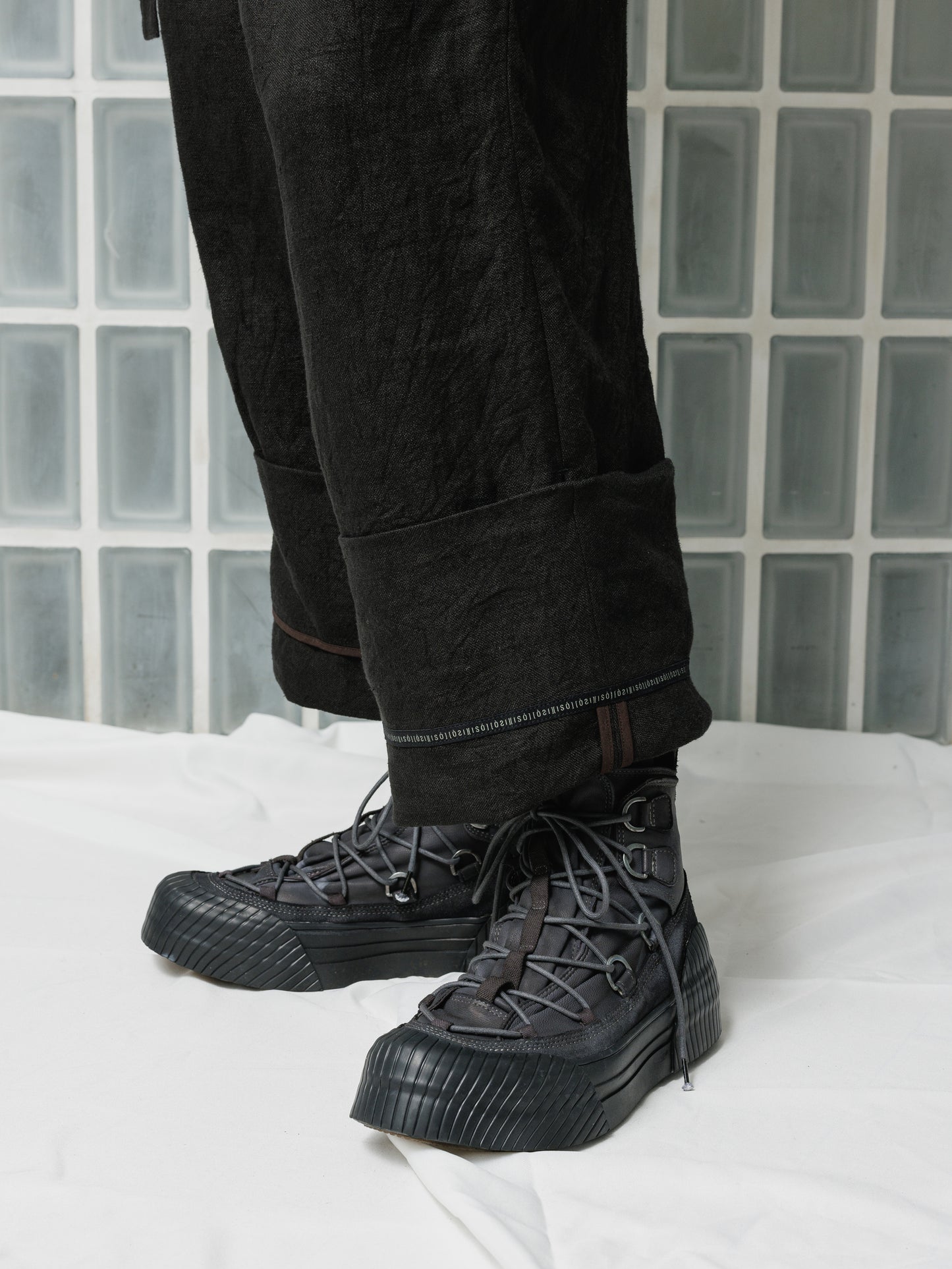 
                  
                    [ISO] Linen Wide Trousers
                  
                