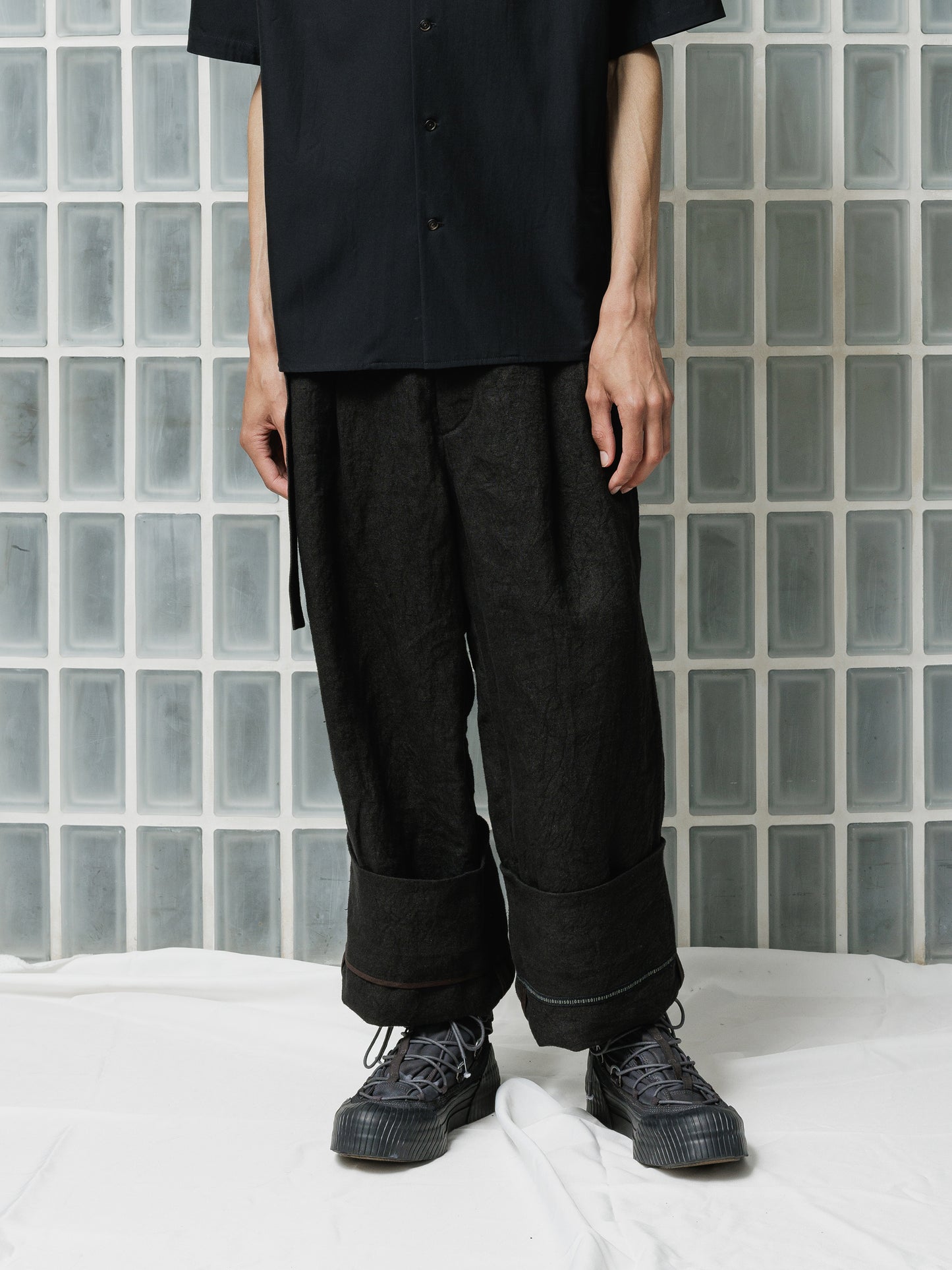 
                  
                    [ISO] Linen Wide Trousers
                  
                