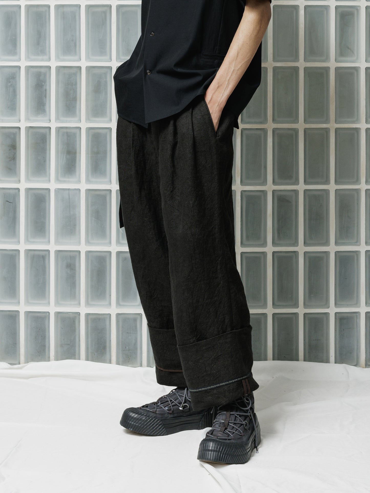 
                  
                    [ISO] Linen Wide Trousers
                  
                
