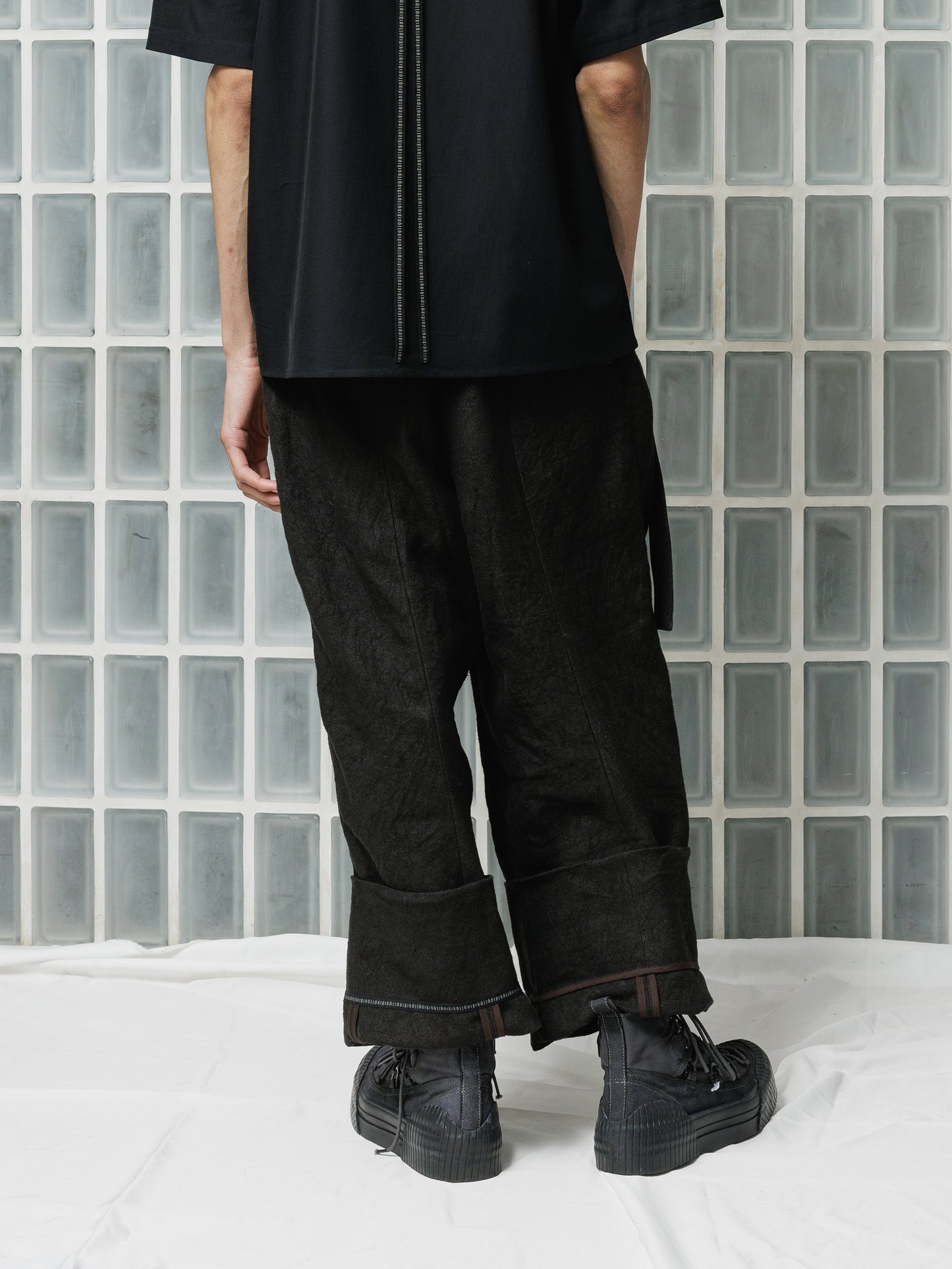 
                  
                    [ISO] Linen Wide Trousers
                  
                