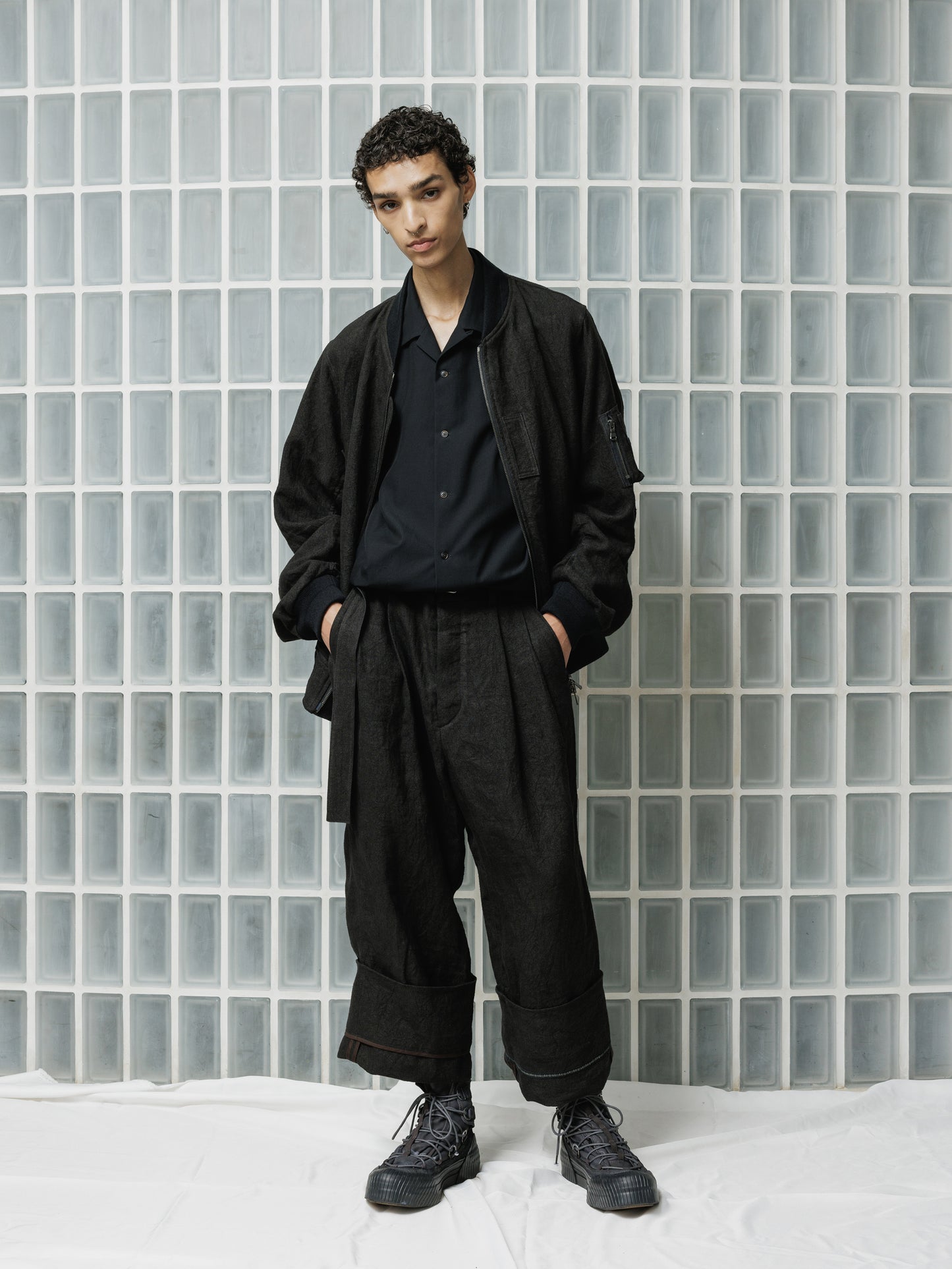 
                  
                    [ISO] Linen Wide Trousers
                  
                