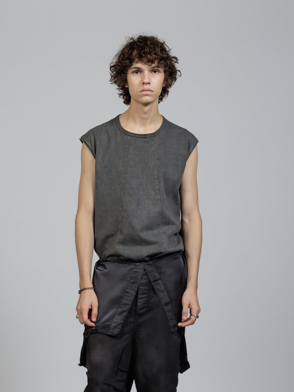 Object dyed sleeveless T-shirt
