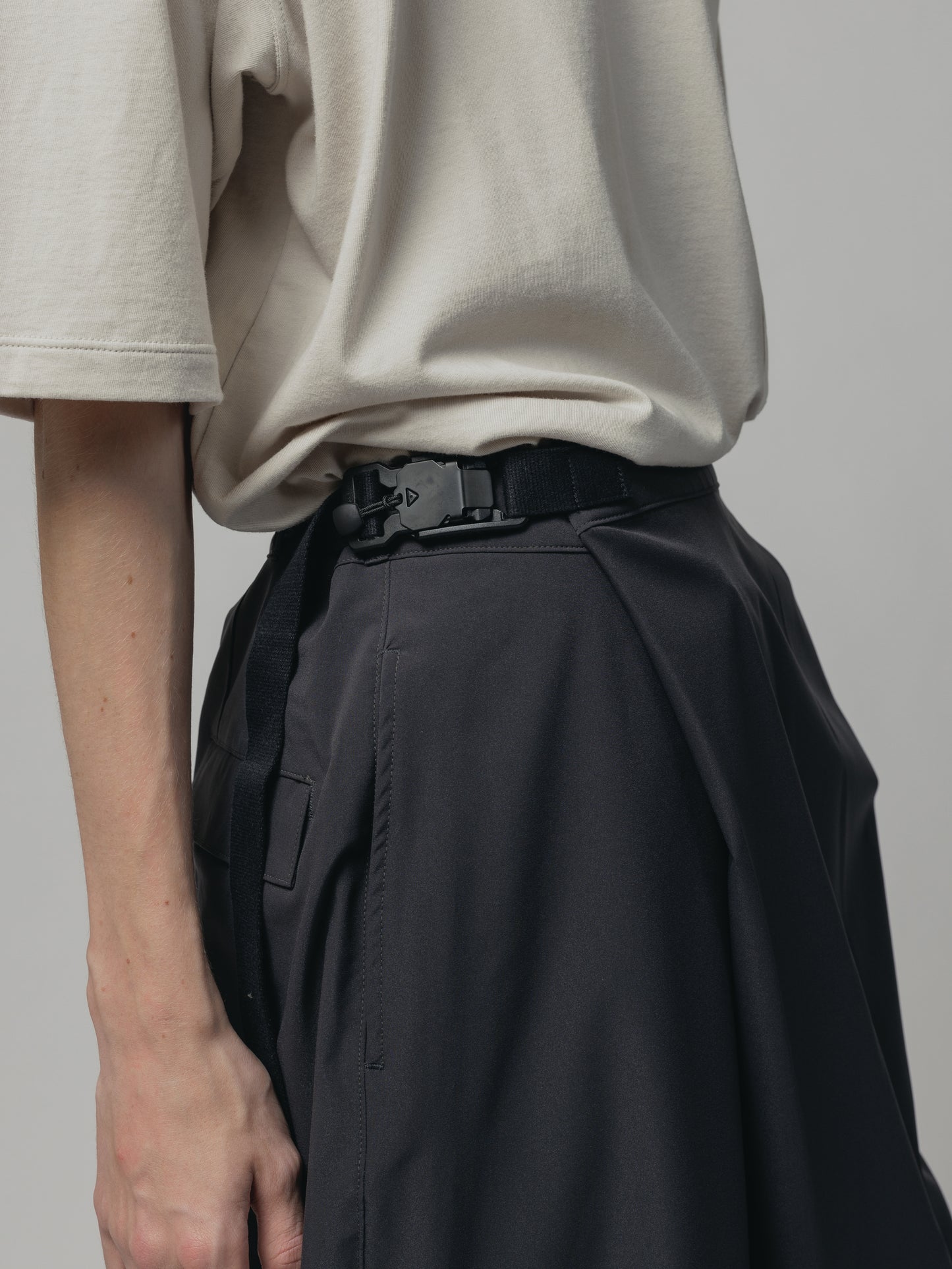 
                  
                    WATER-REPELLENT WRAPPED PANTS
                  
                