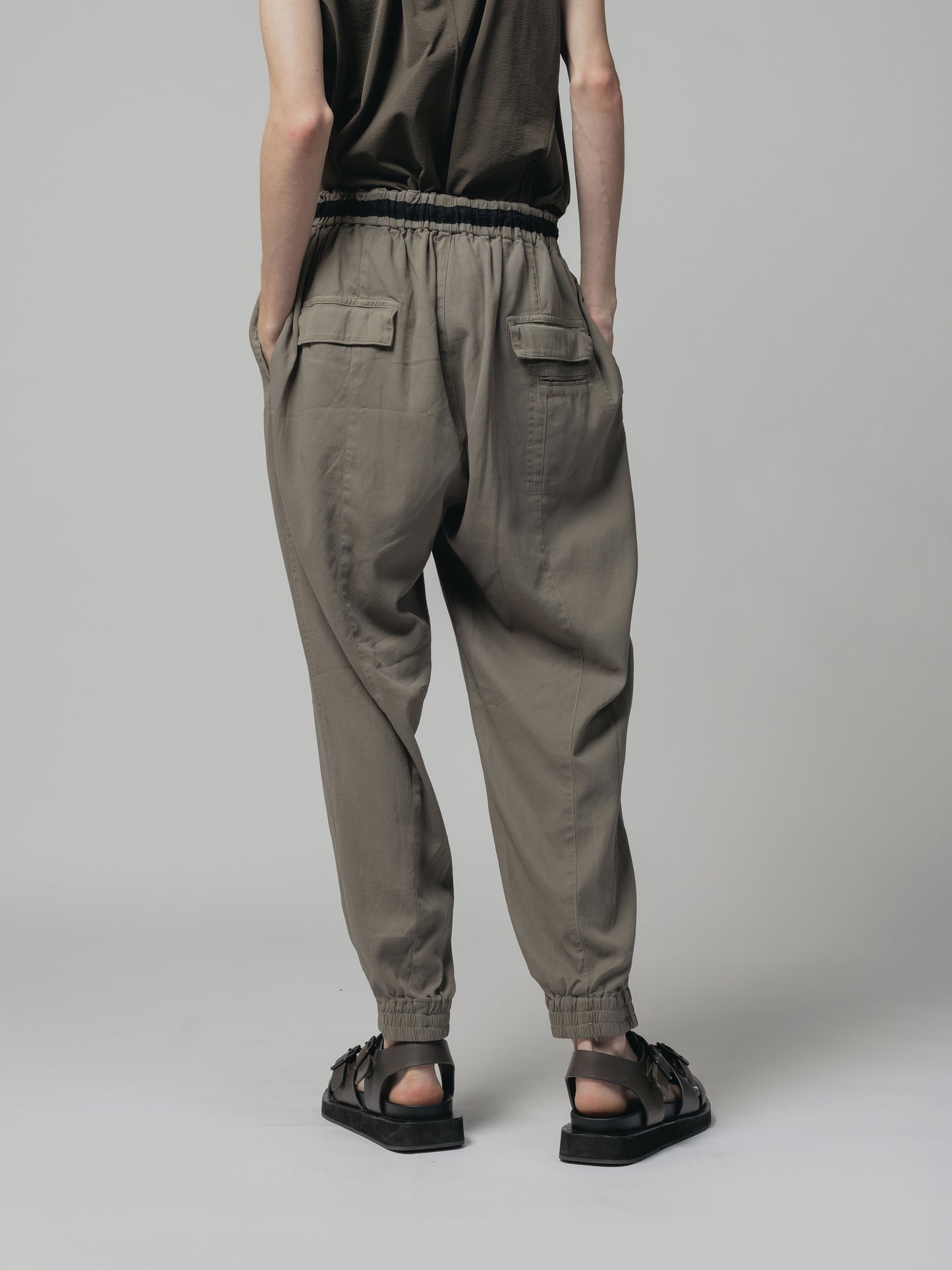 
                  
                    COTTON ELASTIC CUFFED PANTS
                  
                