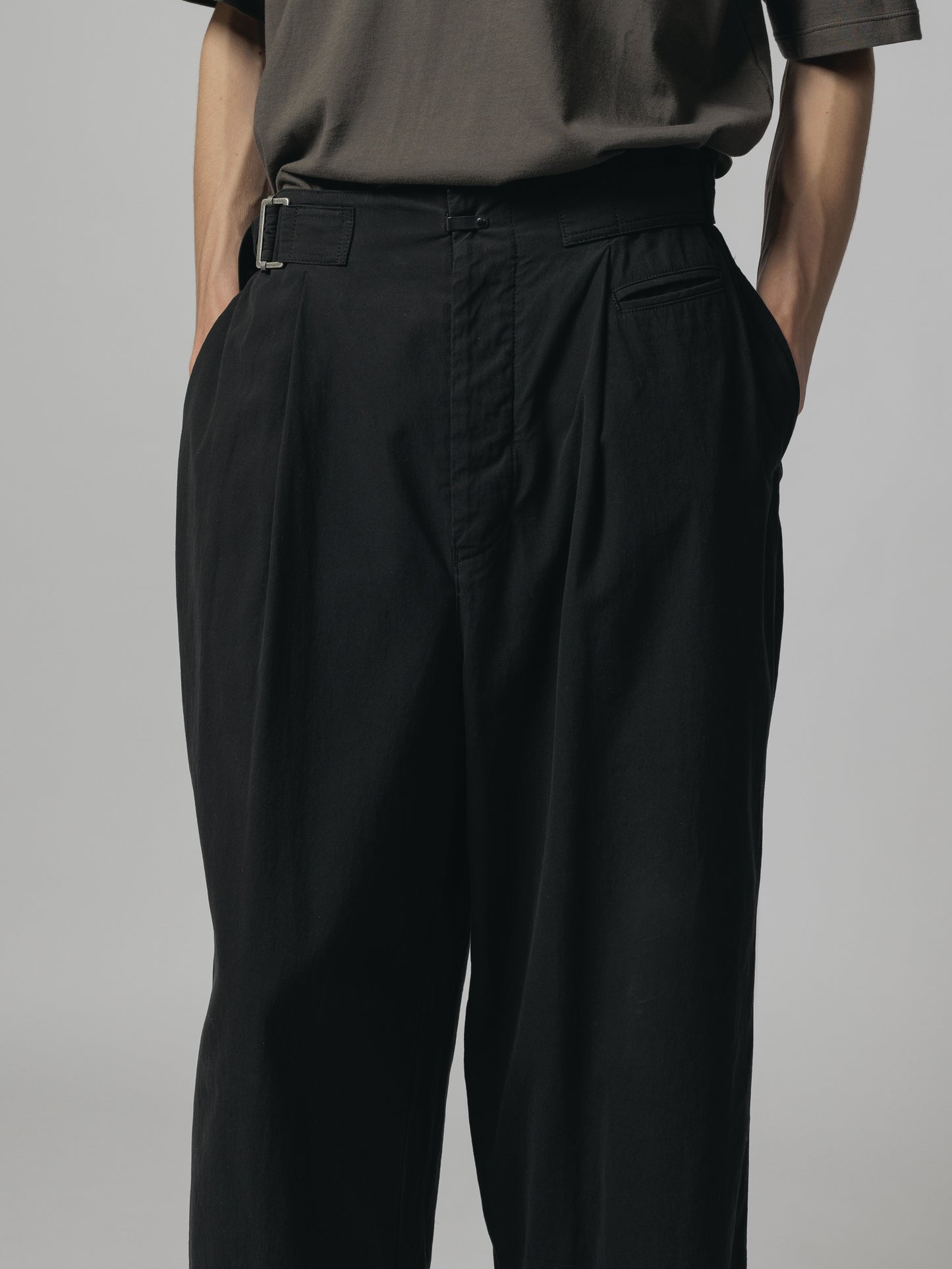 
                  
                    DRY COTTON WIDE-CROPPED PANTS
                  
                