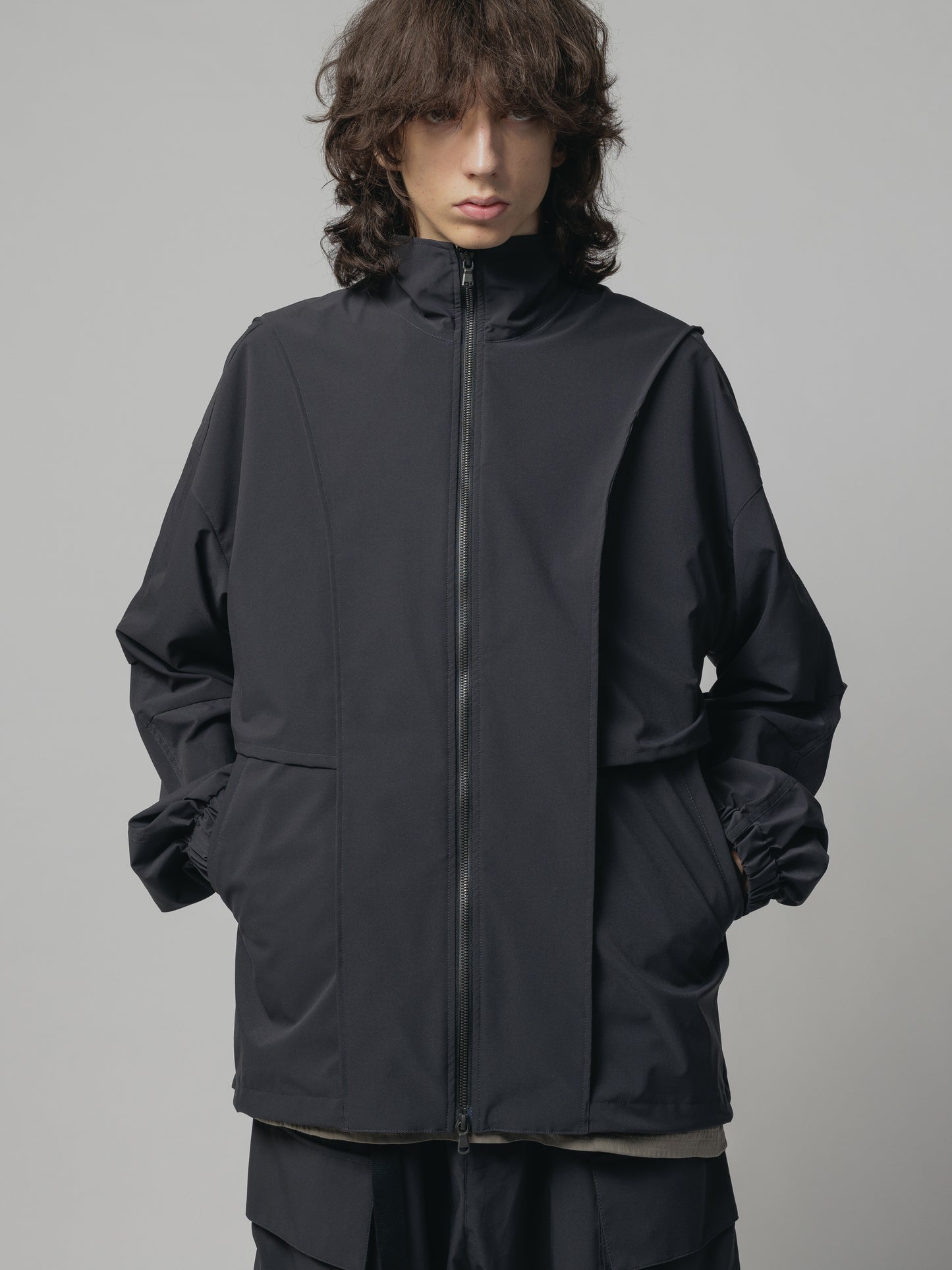 
                  
                    WATER-REPELLENT HOODED JKT
                  
                