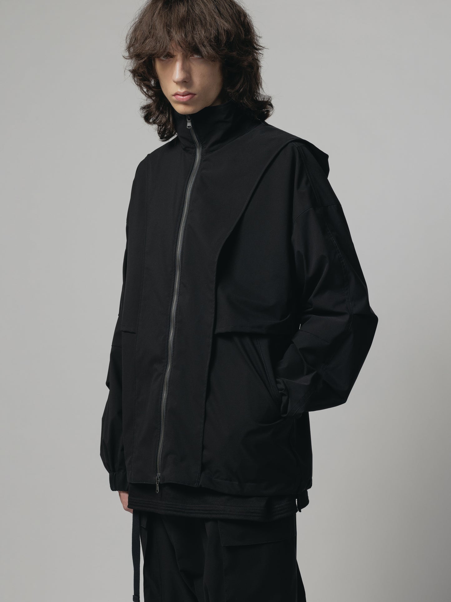 
                  
                    WATER-REPELLENT HOODED JKT
                  
                