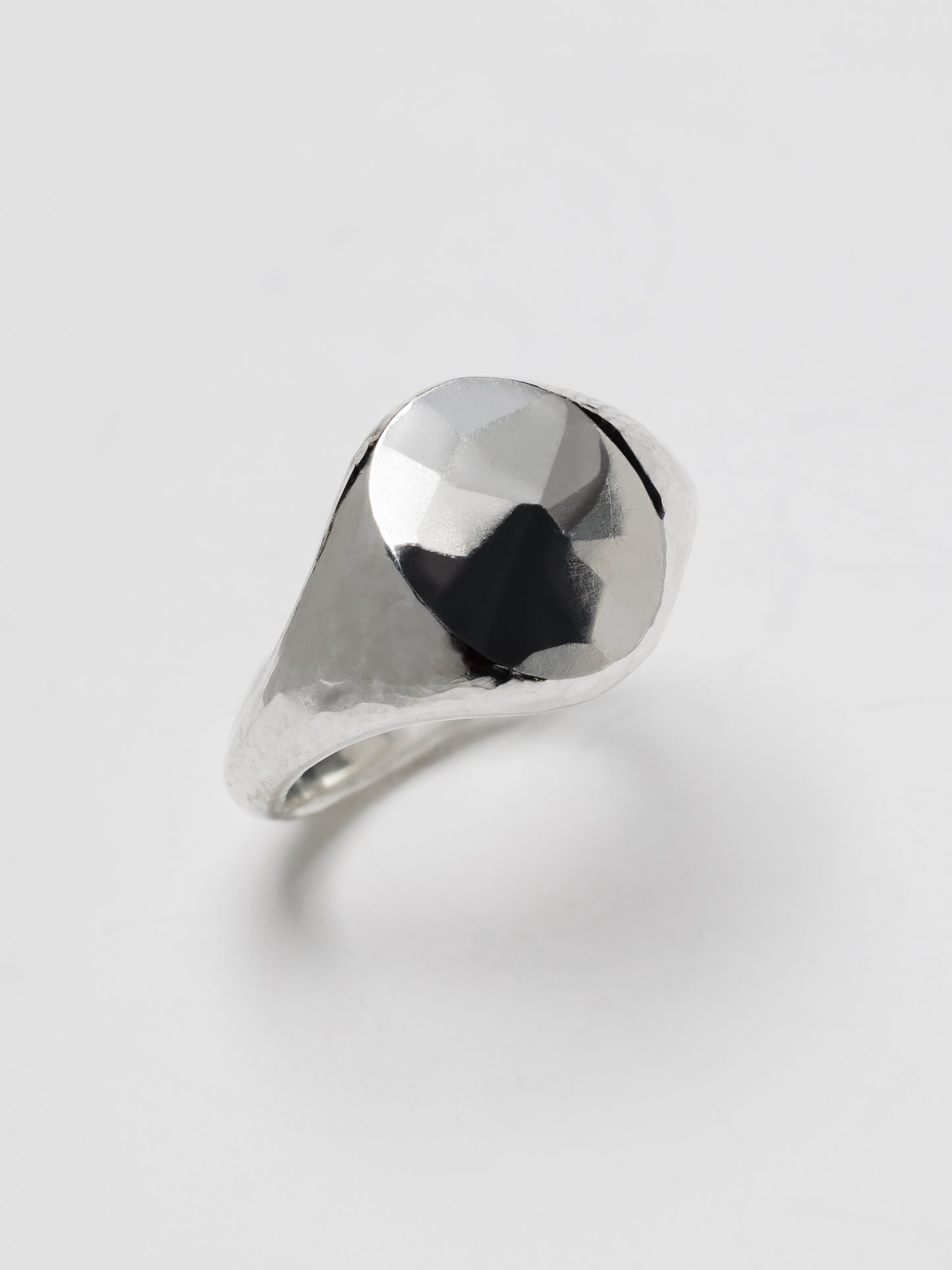 
                  
                    [WERKSTATT:MÜNCHEN] SIGNET RING CLASSIC HAMMERED
                  
                