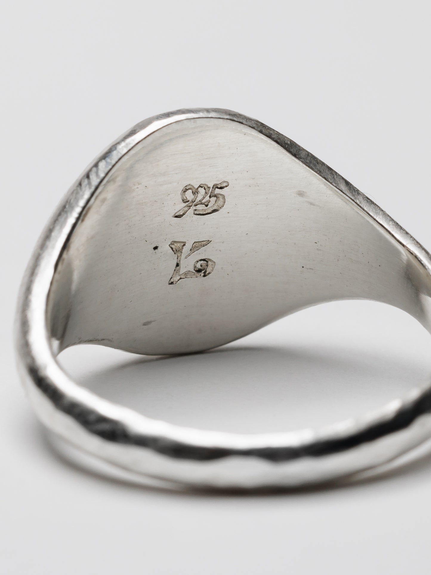 
                  
                    [WERKSTATT:MÜNCHEN] SIGNET RING CLASSIC HAMMERED
                  
                