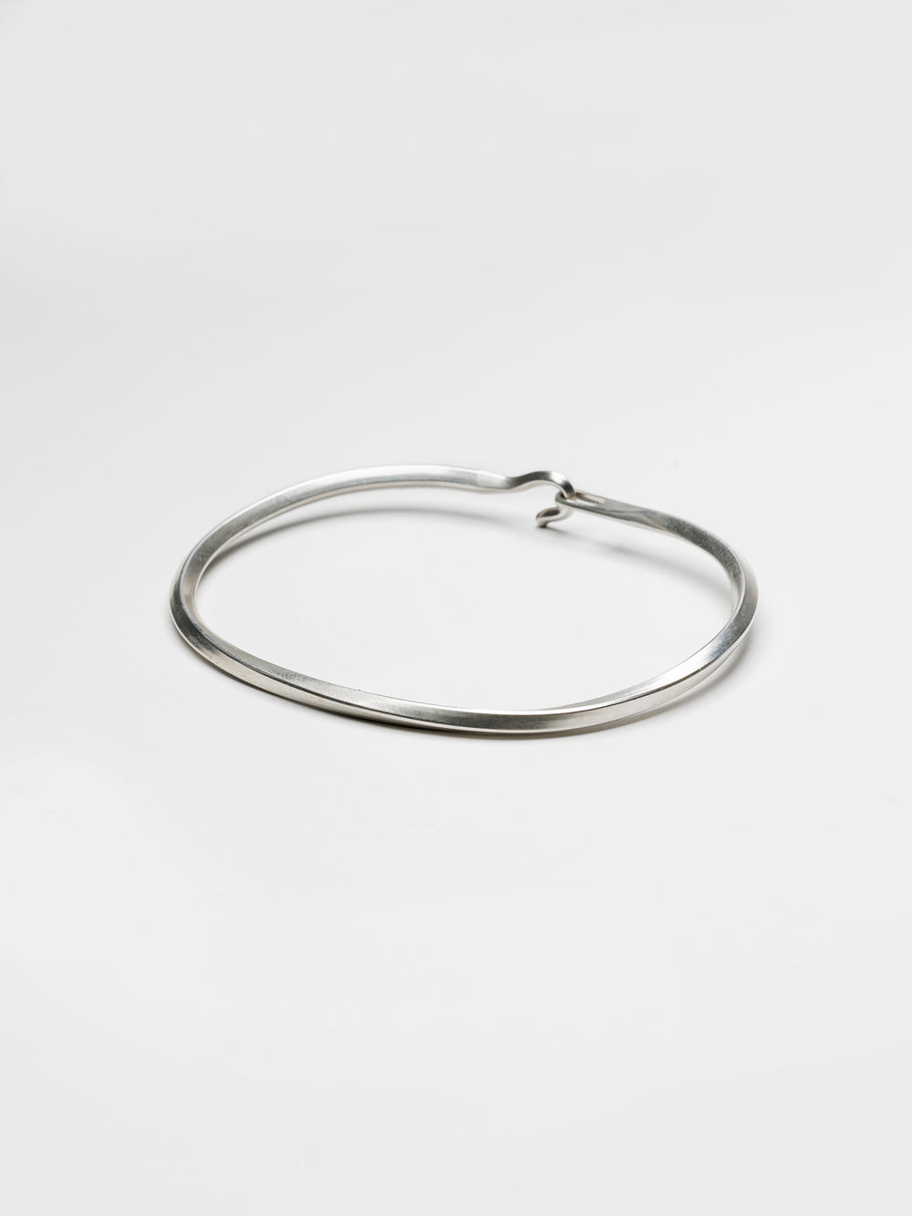 [WERKSTATT:MÜNCHEN] BANGLE SIDE HOOK TWISTED