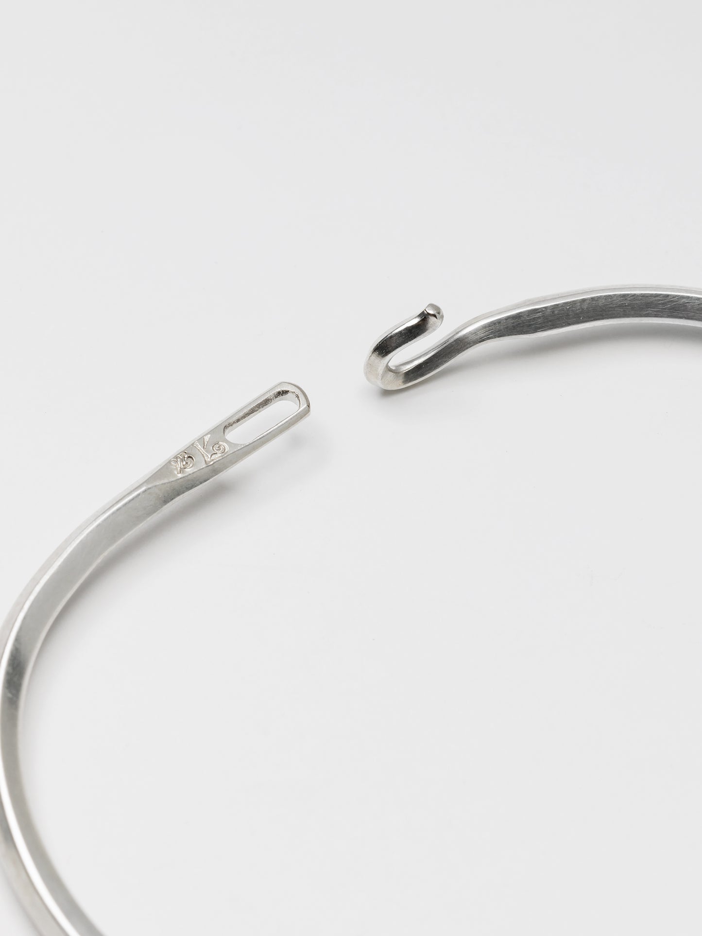 
                  
                    [WERKSTATT:MÜNCHEN] BANGLE SIDE HOOK TWISTED
                  
                