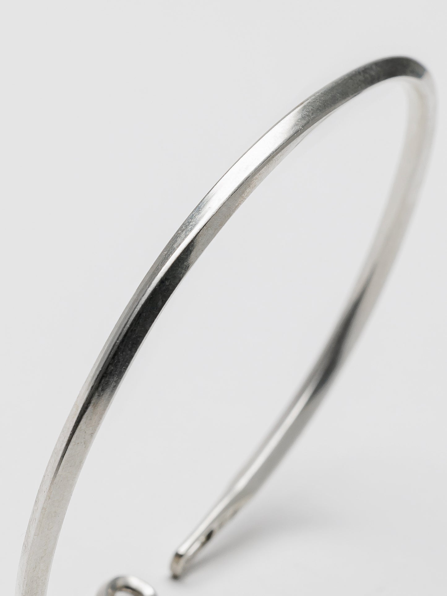 
                  
                    [WERKSTATT:MÜNCHEN] BANGLE SIDE HOOK TWISTED
                  
                