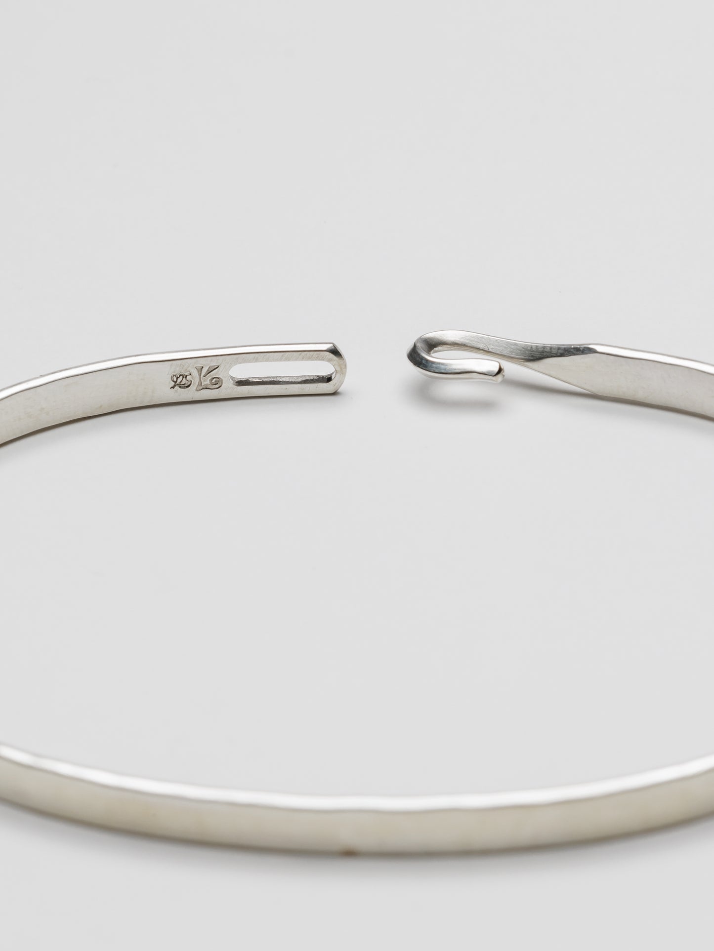 
                  
                    [WERKSTATT:MÜNCHEN] BANGLE HOOK BAND
                  
                