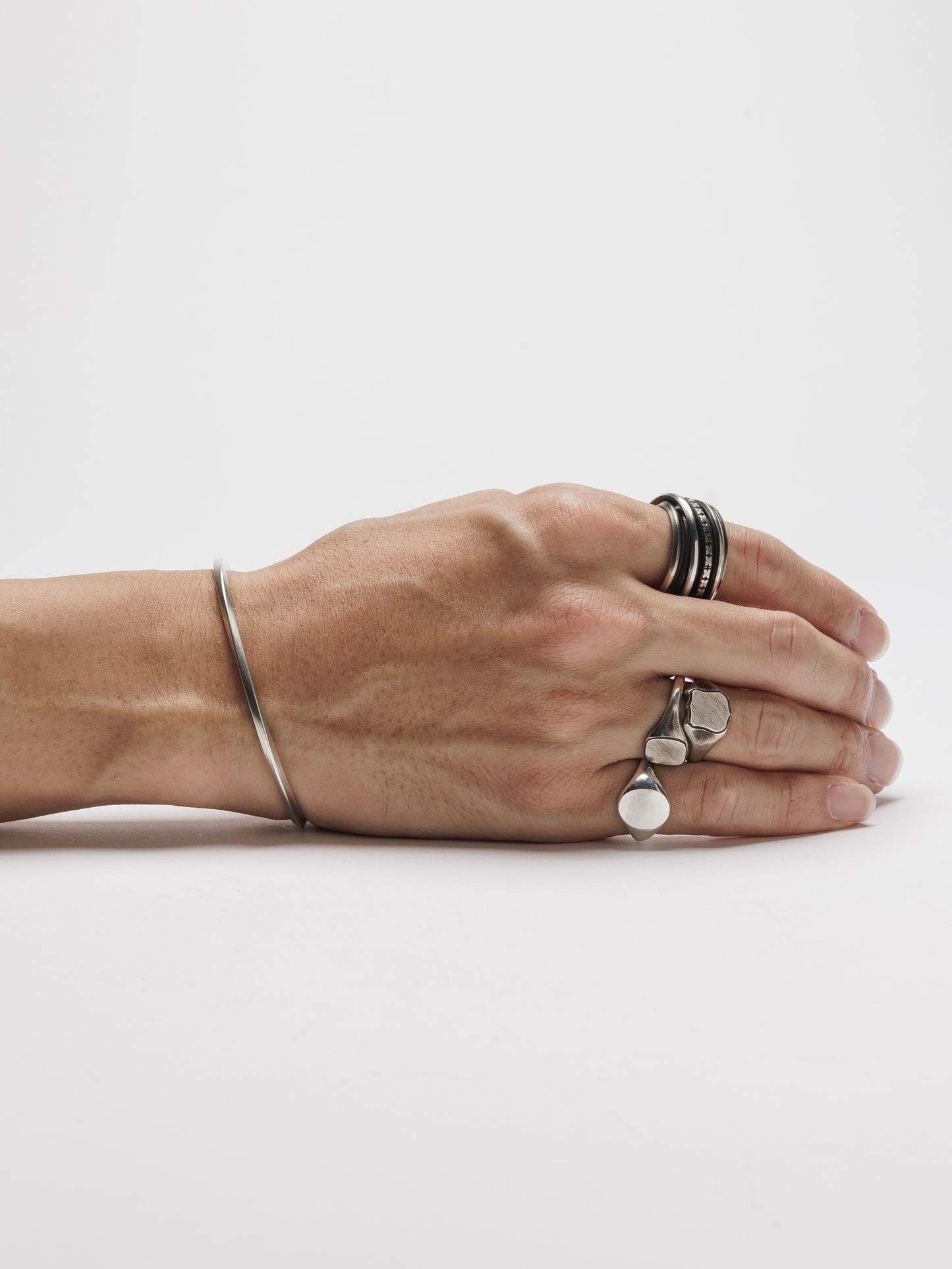 
                  
                    [WERKSTATT:MÜNCHEN] BANGLE SIDE HOOK TWISTED
                  
                