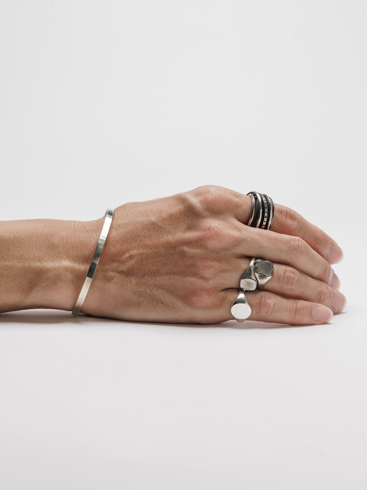 
                  
                    [WERKSTATT:MÜNCHEN] BANGLE HOOK BAND
                  
                