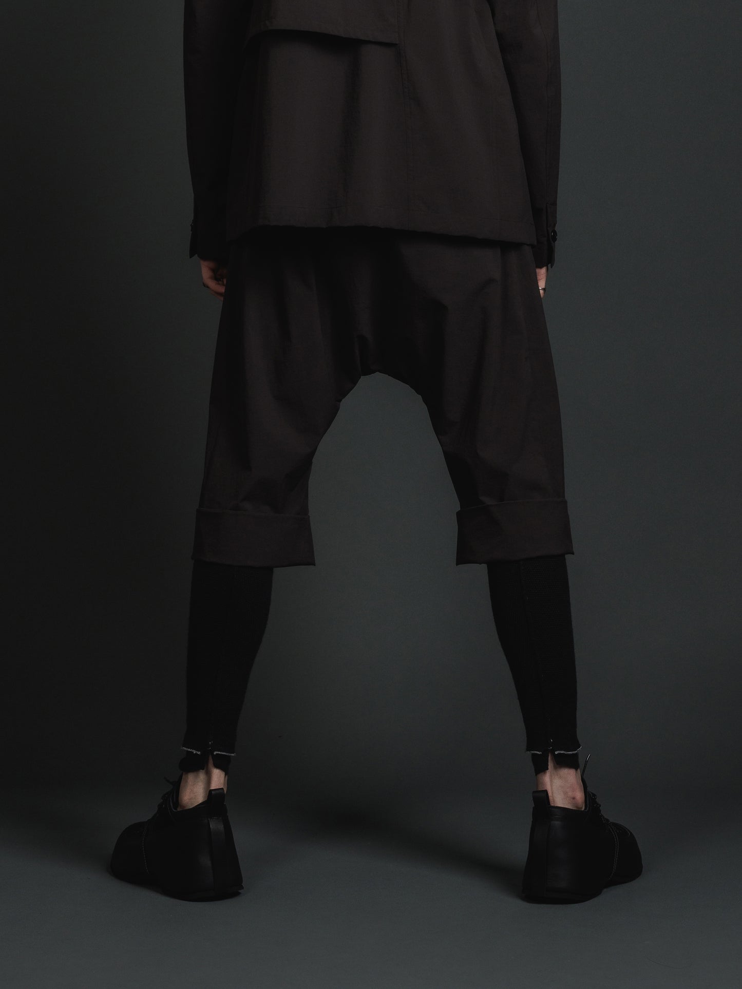 
                  
                    WATER-REPELLENT STRETCH HALF PANTS
                  
                