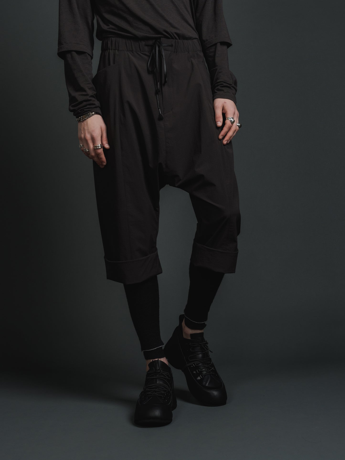 
                  
                    WATER-REPELLENT STRETCH HALF PANTS
                  
                