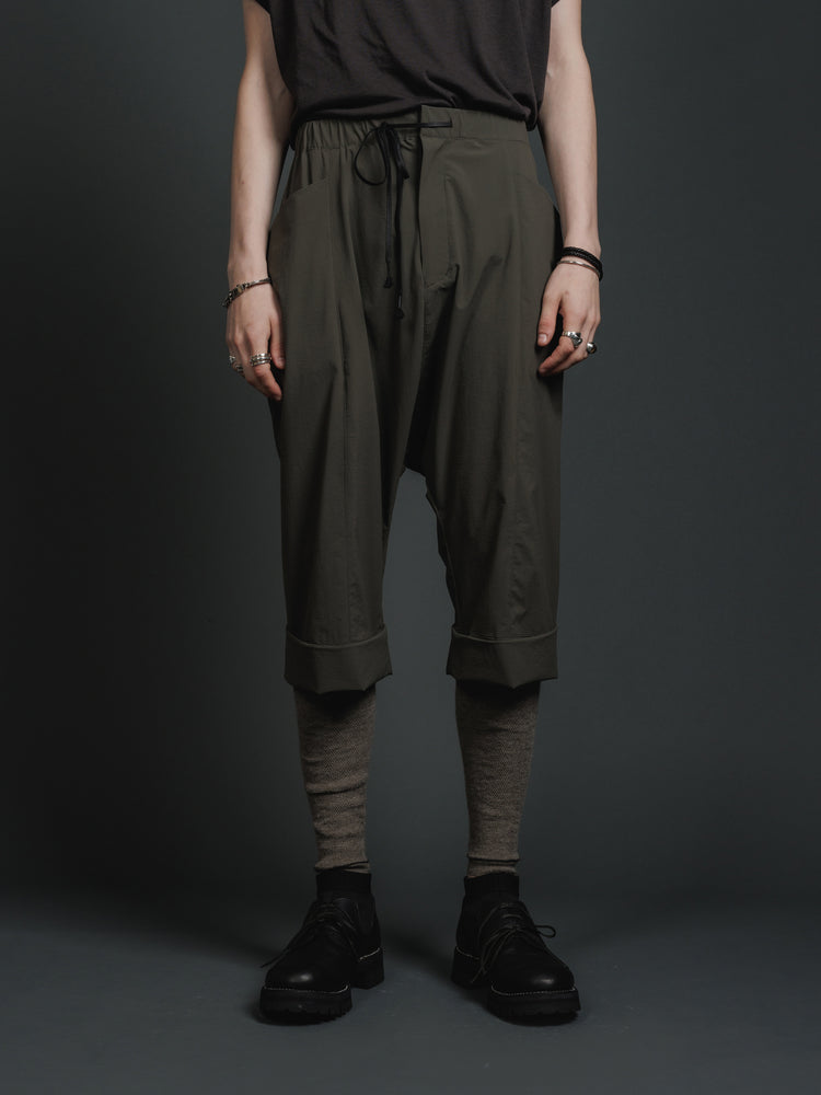 
                  
                    WATER-REPELLENT STRETCH HALF PANTS
                  
                