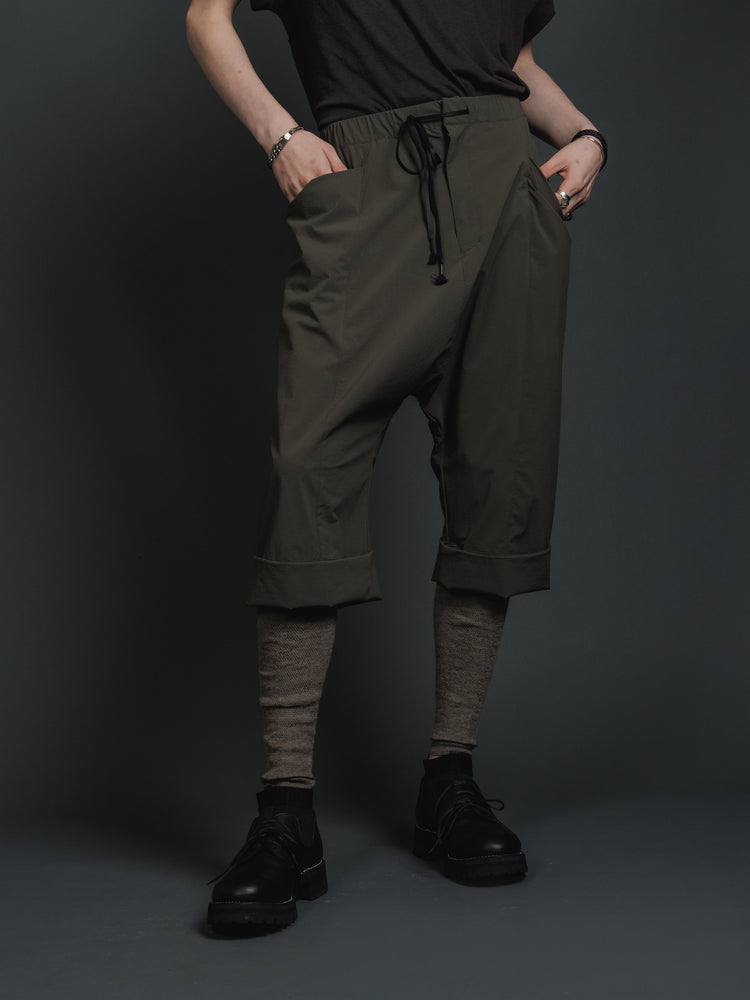 
                  
                    WATER-REPELLENT STRETCH HALF PANTS
                  
                
