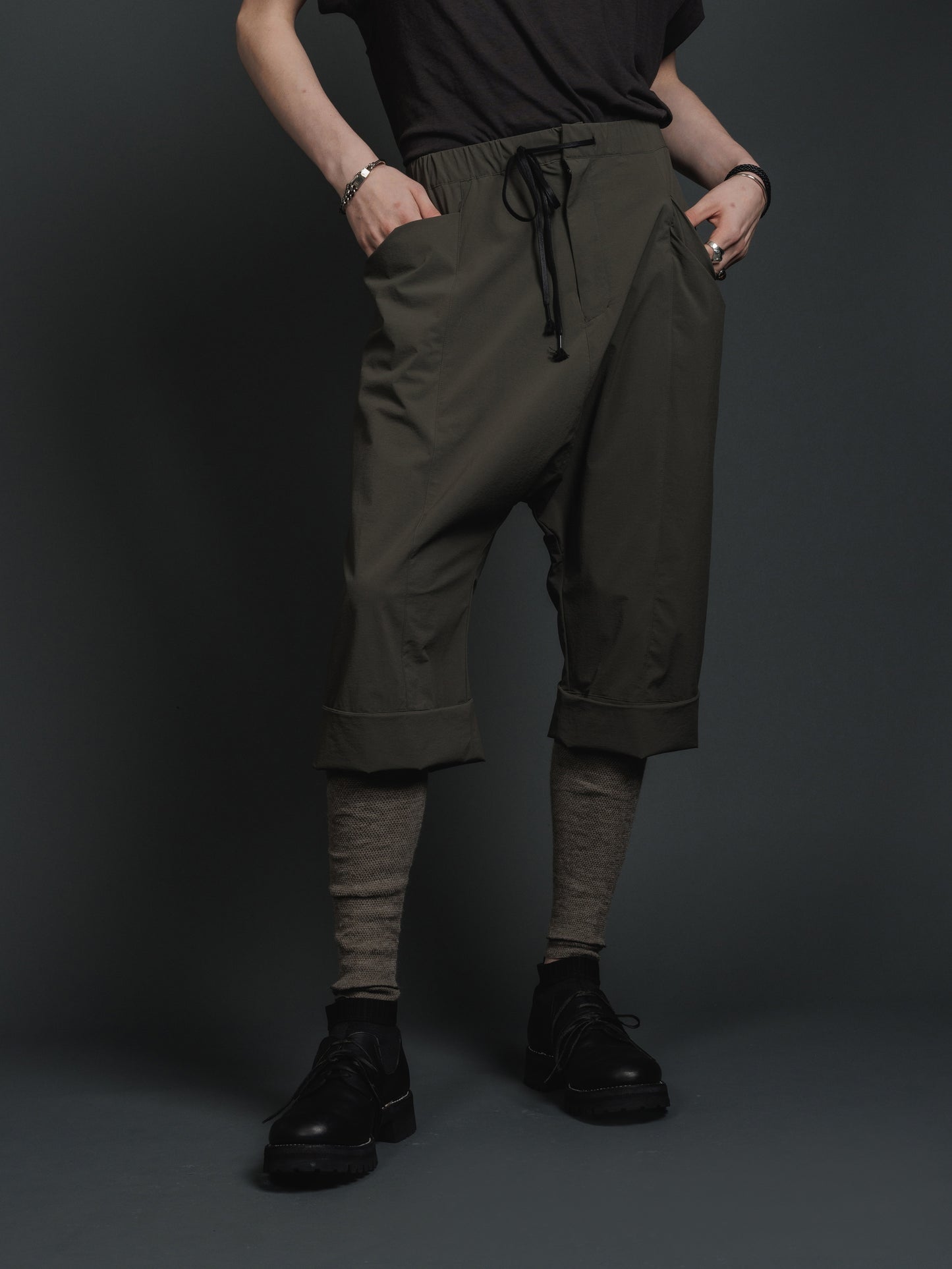 
                  
                    WATER-REPELLENT STRETCH HALF PANTS
                  
                
