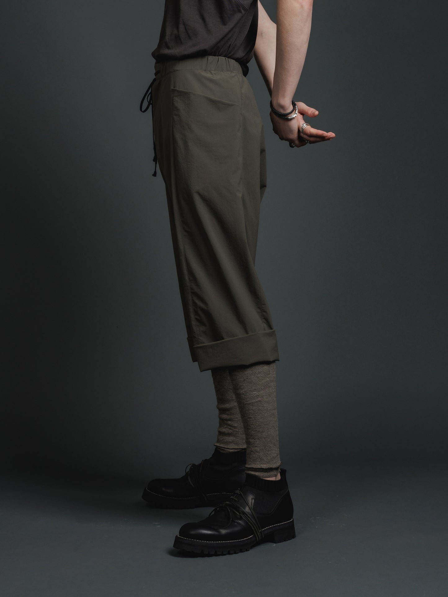 
                  
                    WATER-REPELLENT STRETCH HALF PANTS
                  
                