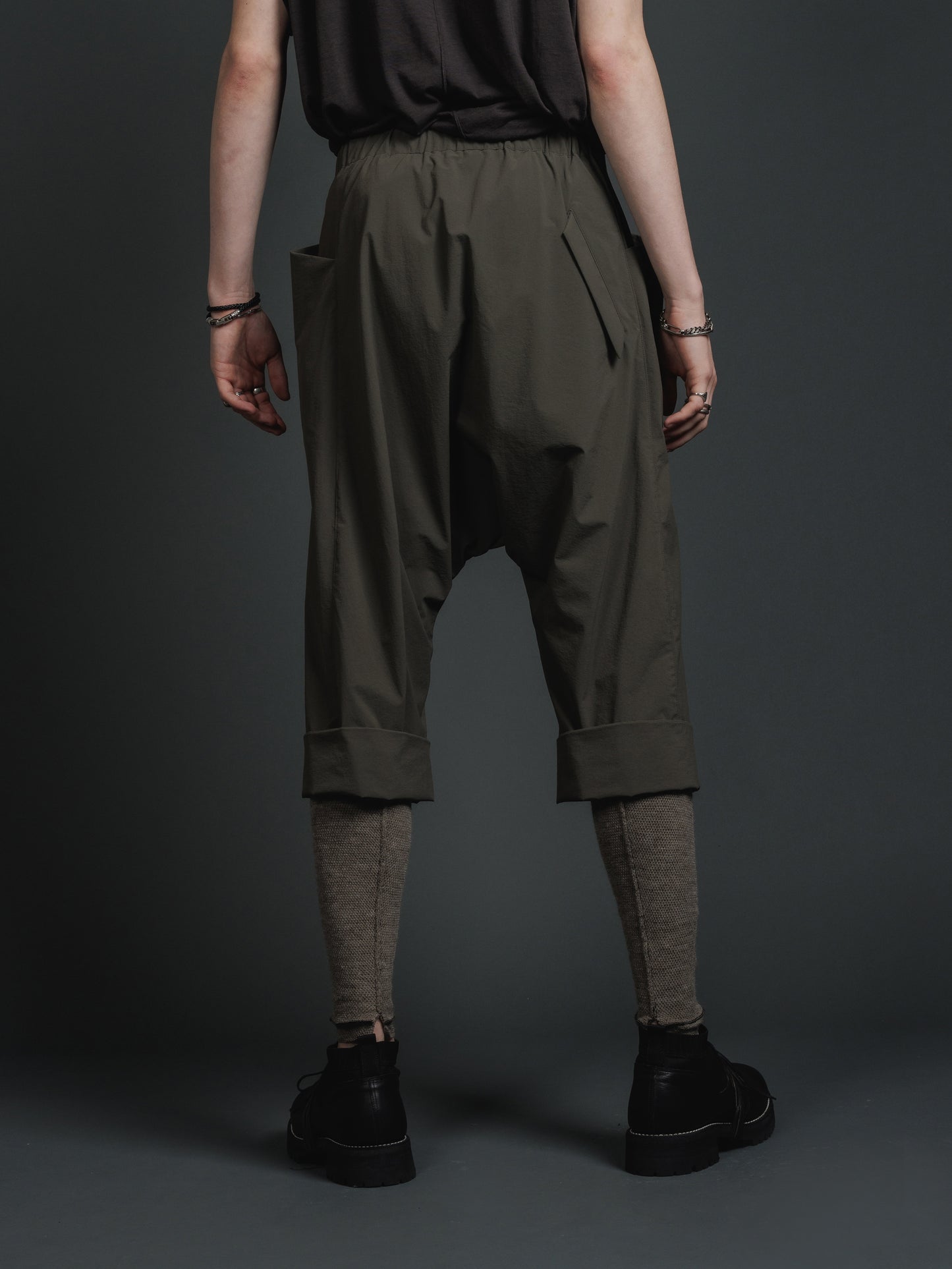 
                  
                    WATER-REPELLENT STRETCH HALF PANTS
                  
                