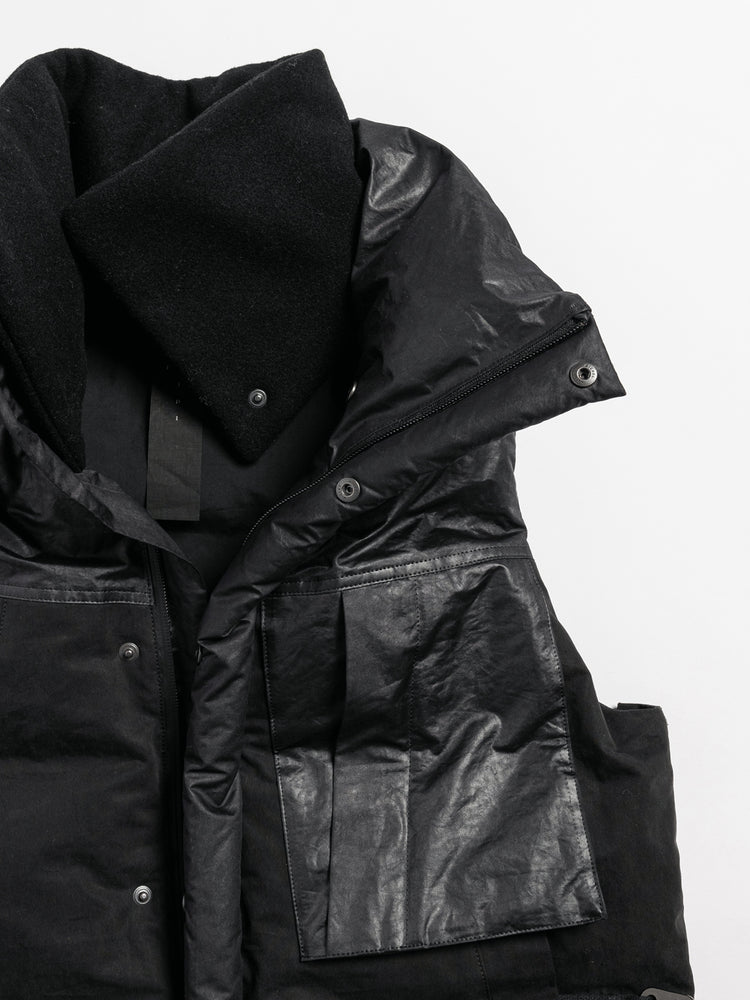 
                  
                    WATER-REPELLENT DOWN VEST
                  
                