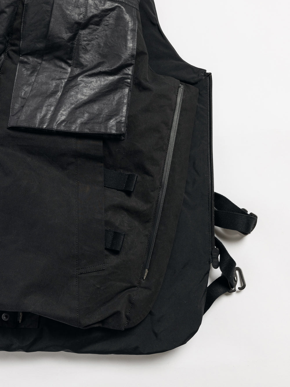 
                  
                    WATER-REPELLENT DOWN VEST
                  
                