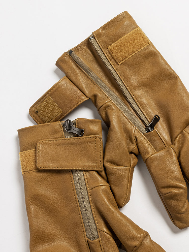 
                  
                    LAMB LEATHER FASTENER GLOVE
                  
                