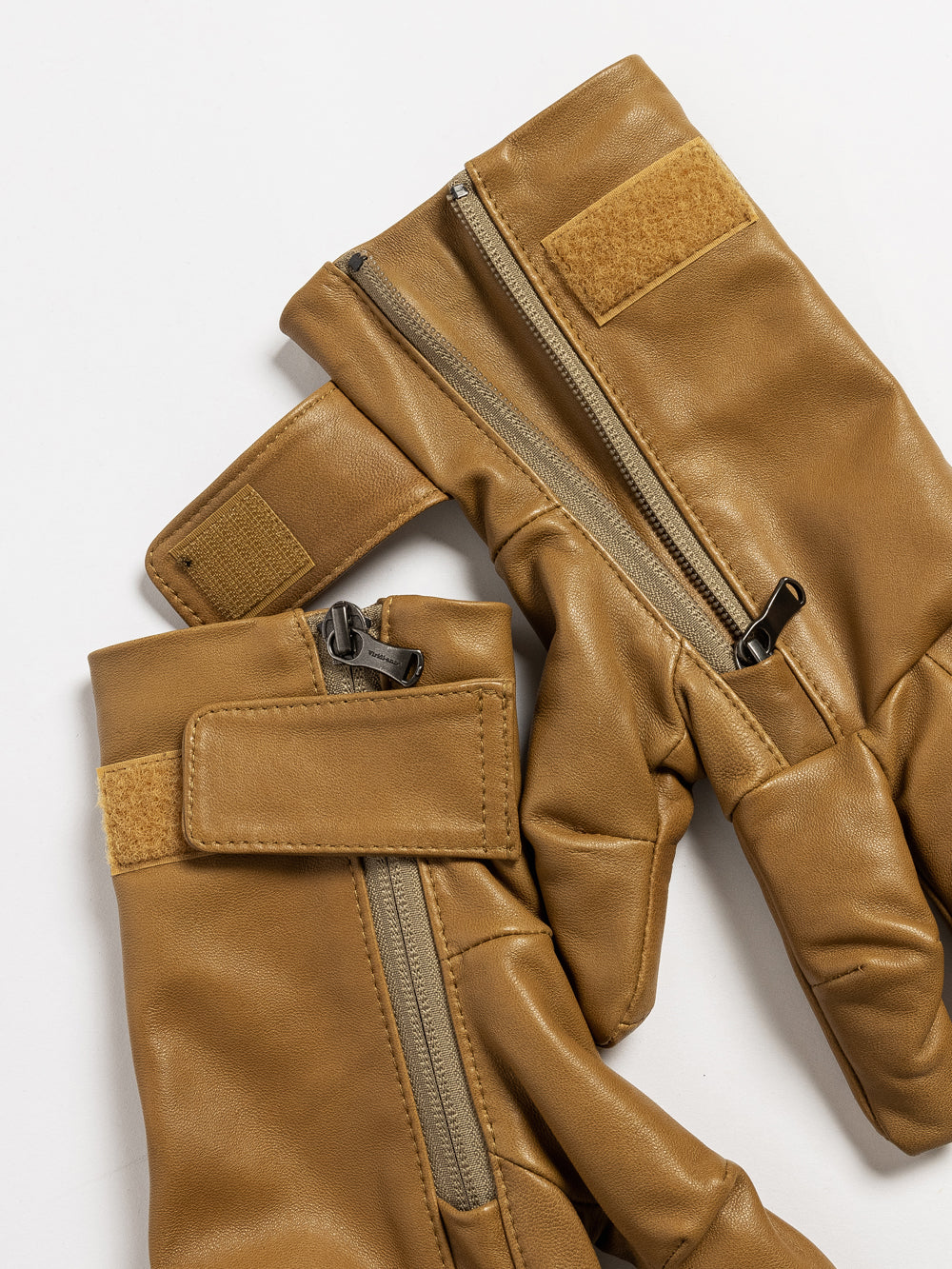 
                  
                    LAMB LEATHER FASTENER GLOVE
                  
                