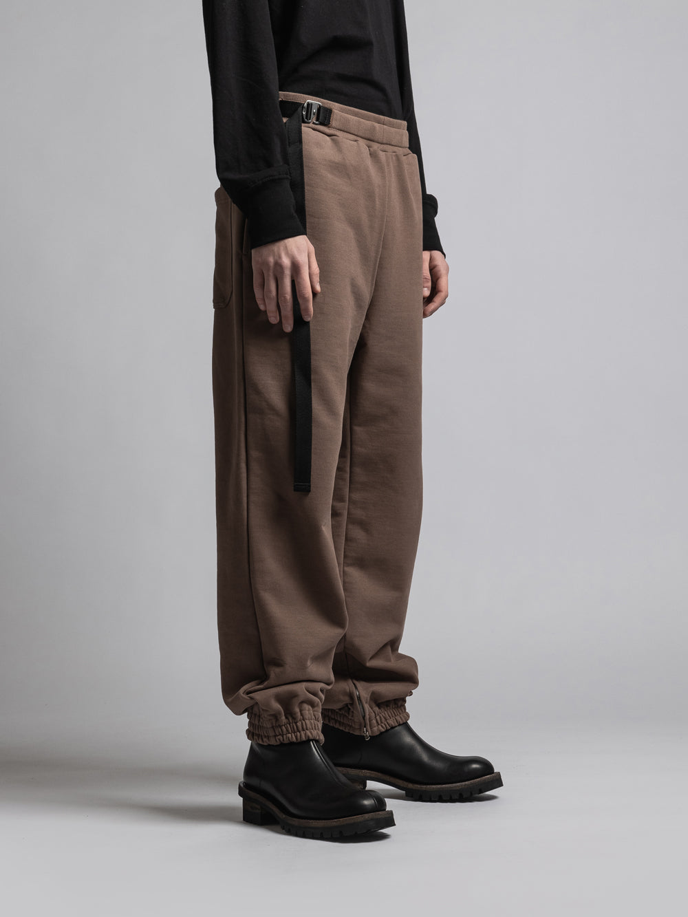 
                  
                    FADED SWEAT ZIP PANTS
                  
                