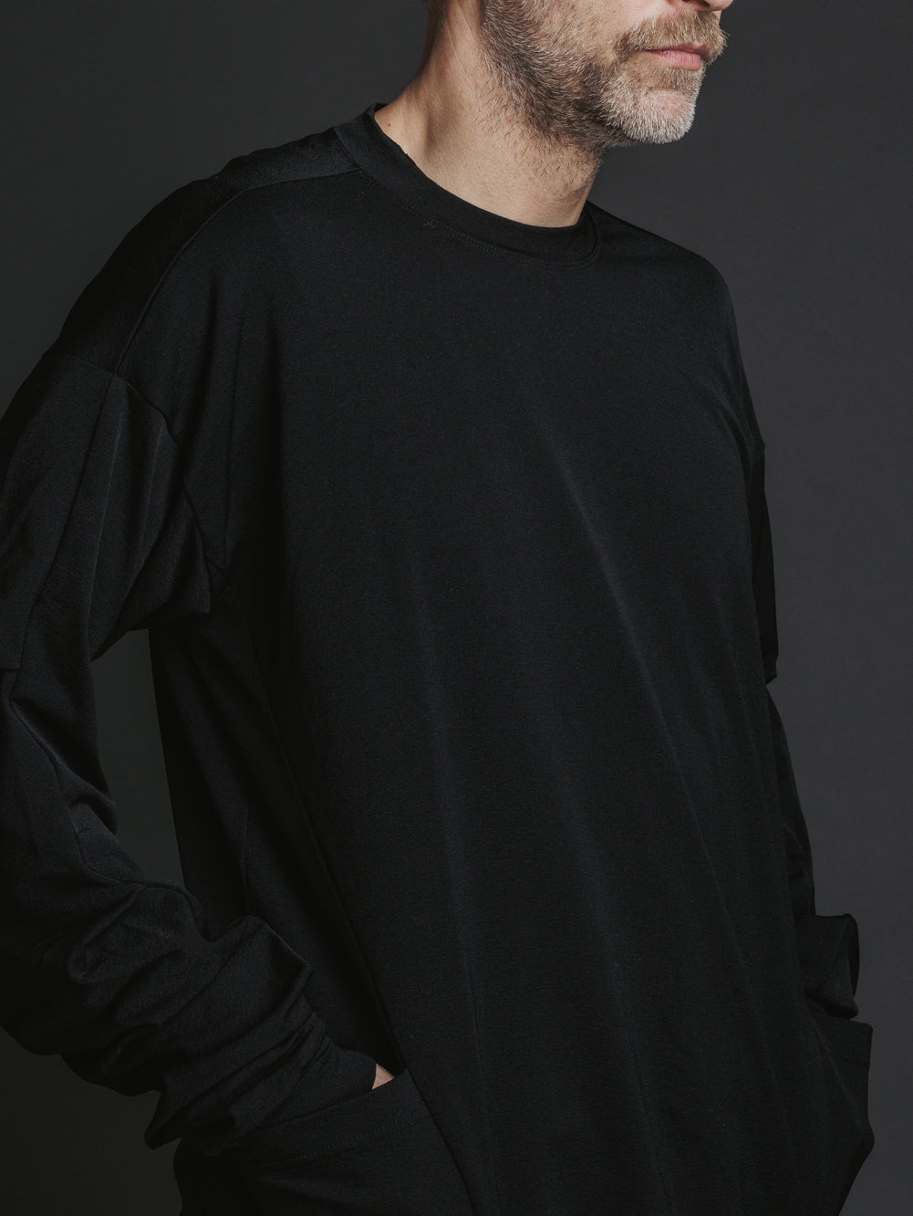 
                  
                    STRETCH NYLON LOOSE LONG SLEEVE T-SHIRTS
                  
                